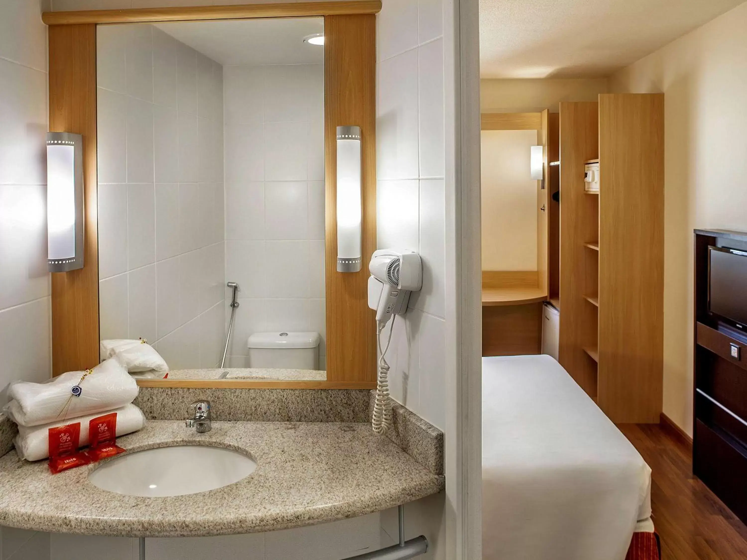 Bedroom, Bathroom in ibis Belo Horizonte Liberdade