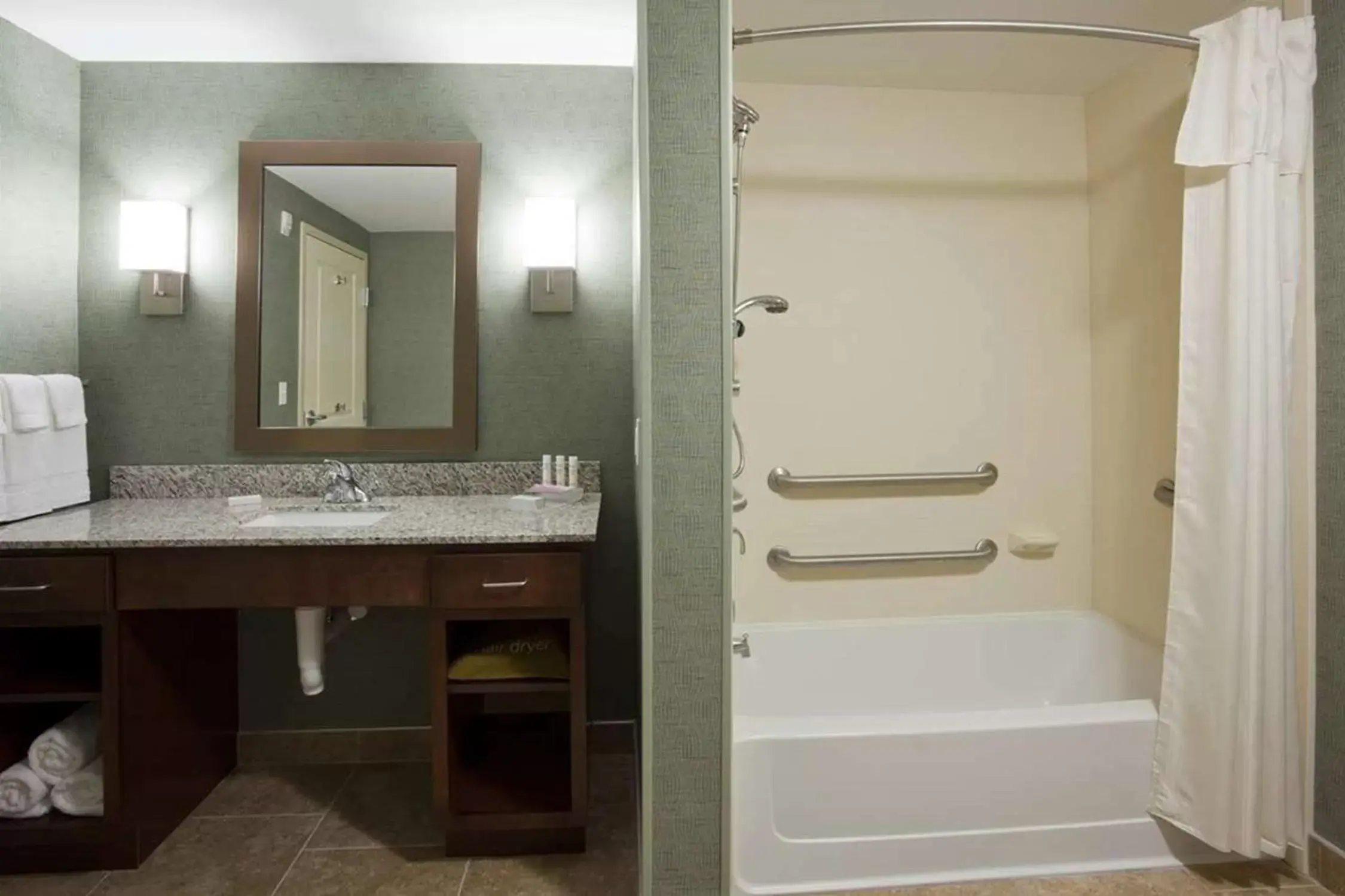 Bathroom in Homewood Suites by Hilton Rochester Mayo Clinic-St. Marys Campus