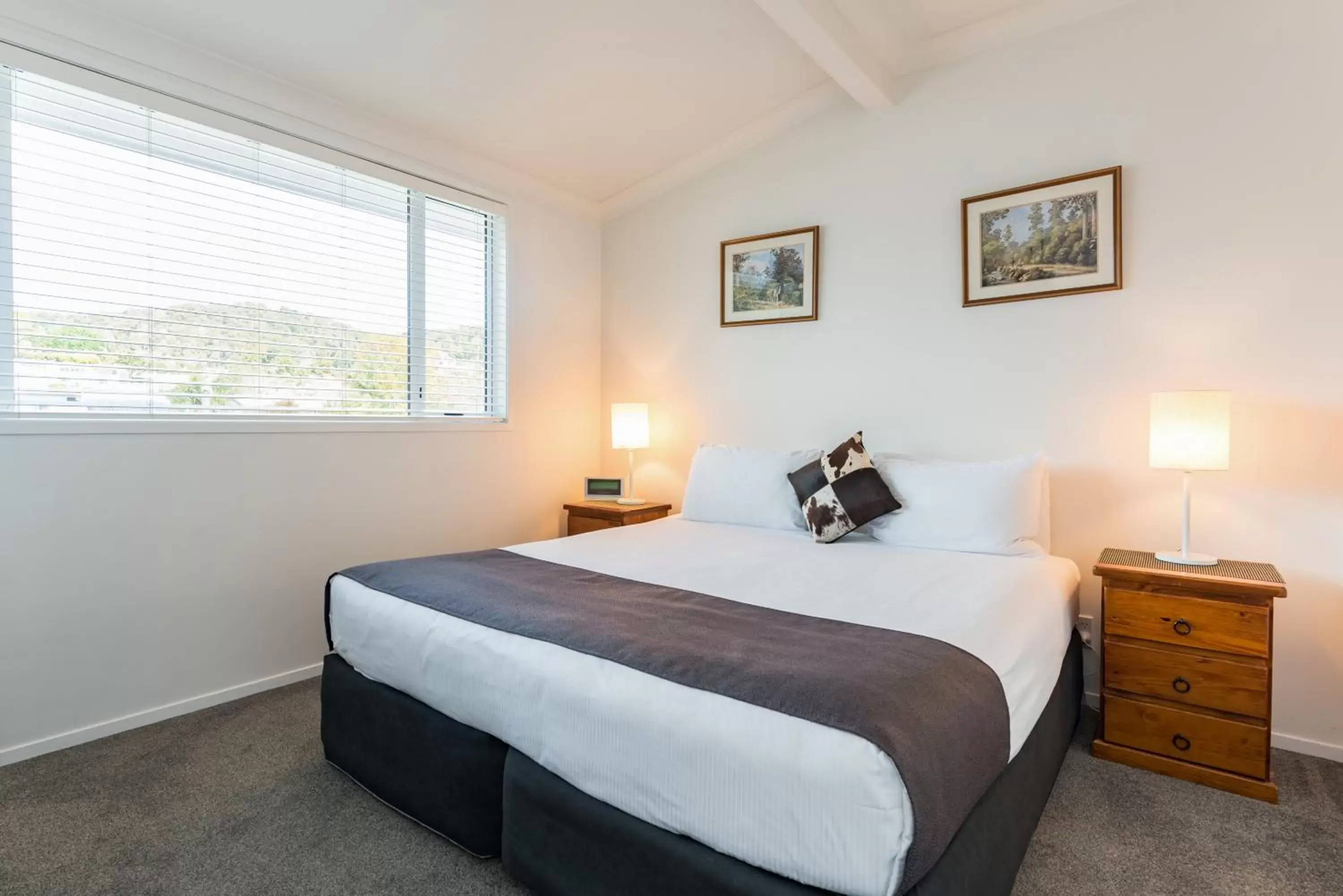 Photo of the whole room, Bed in Anchorage Motel