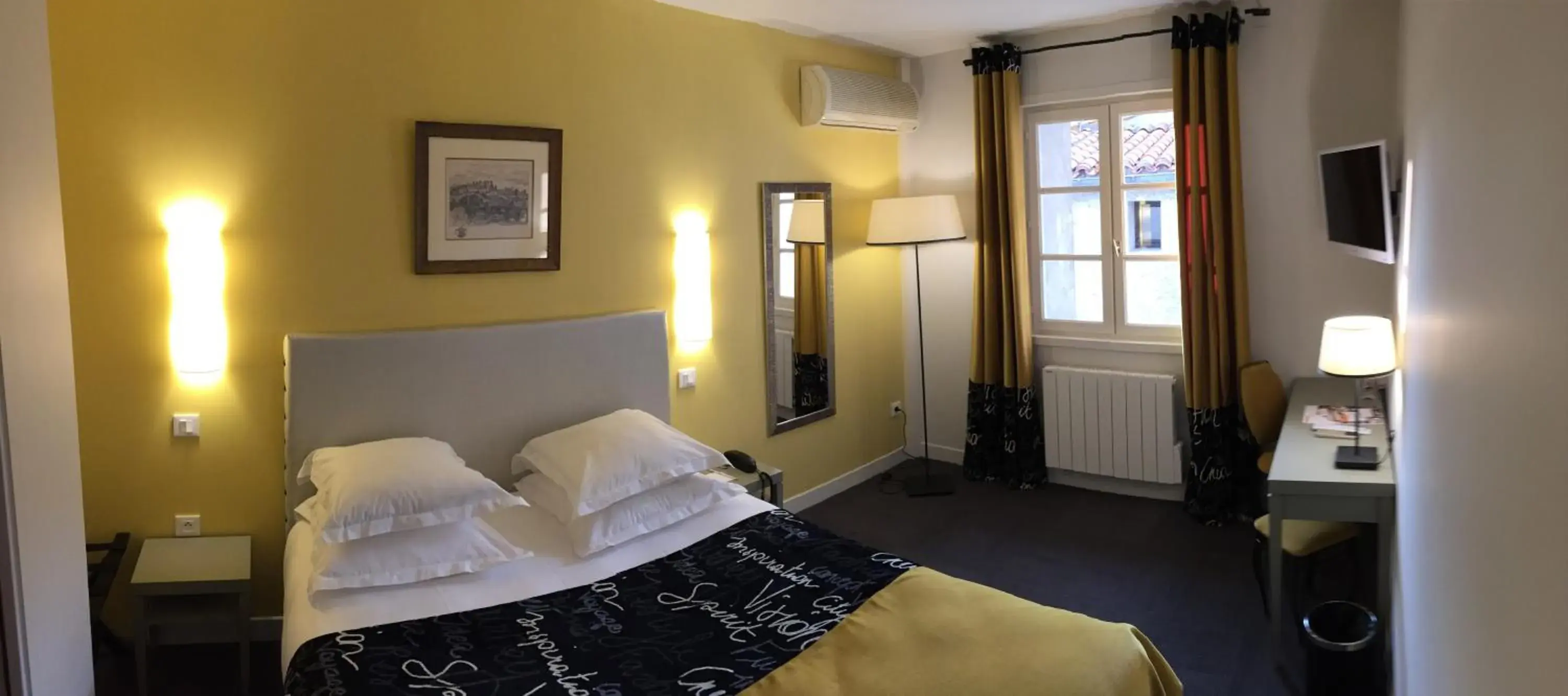 Photo of the whole room, Bed in Hotel Du Pont Vieux
