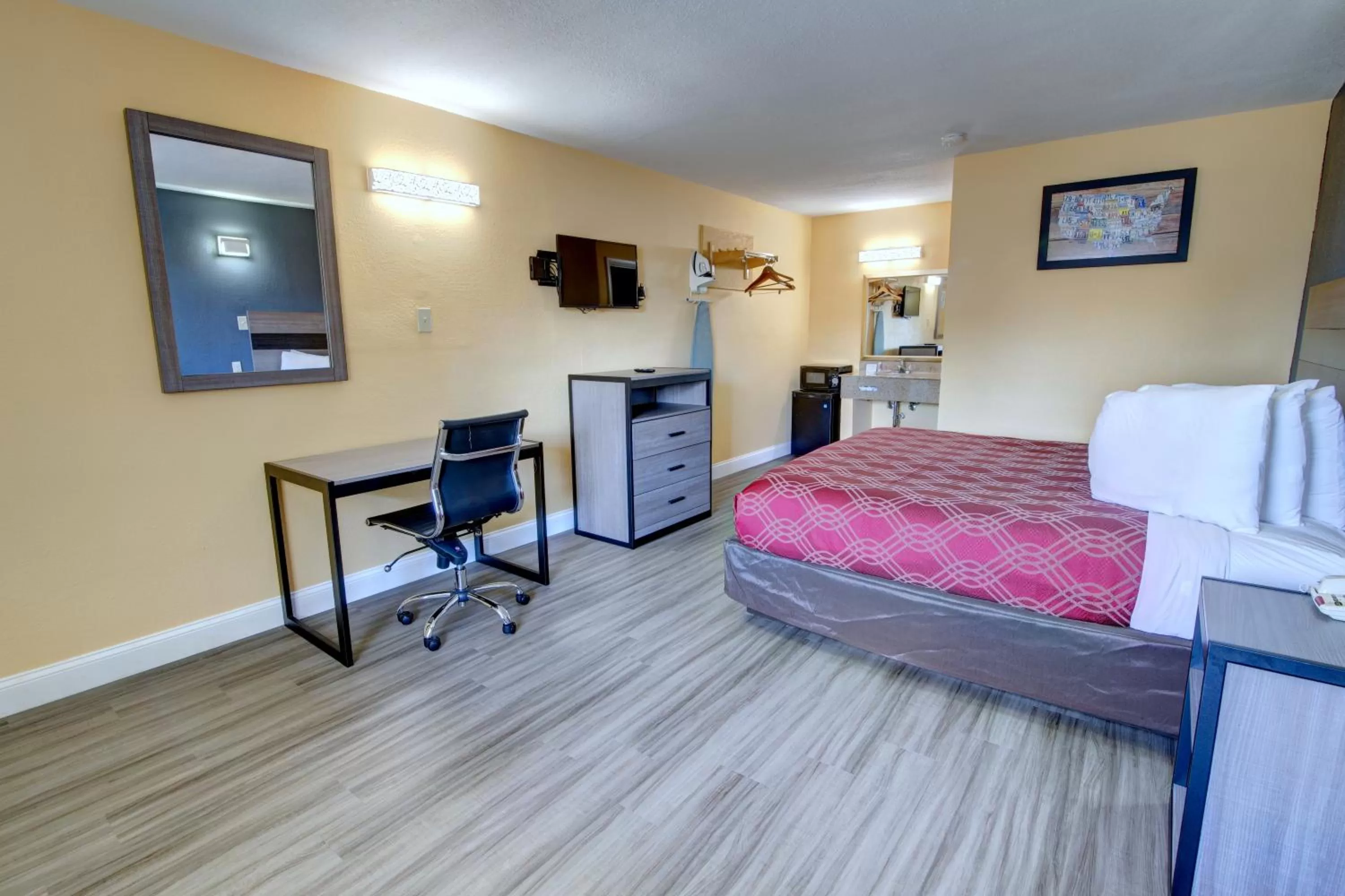 Photo of the whole room, Bed in Econo Lodge at Military Circle