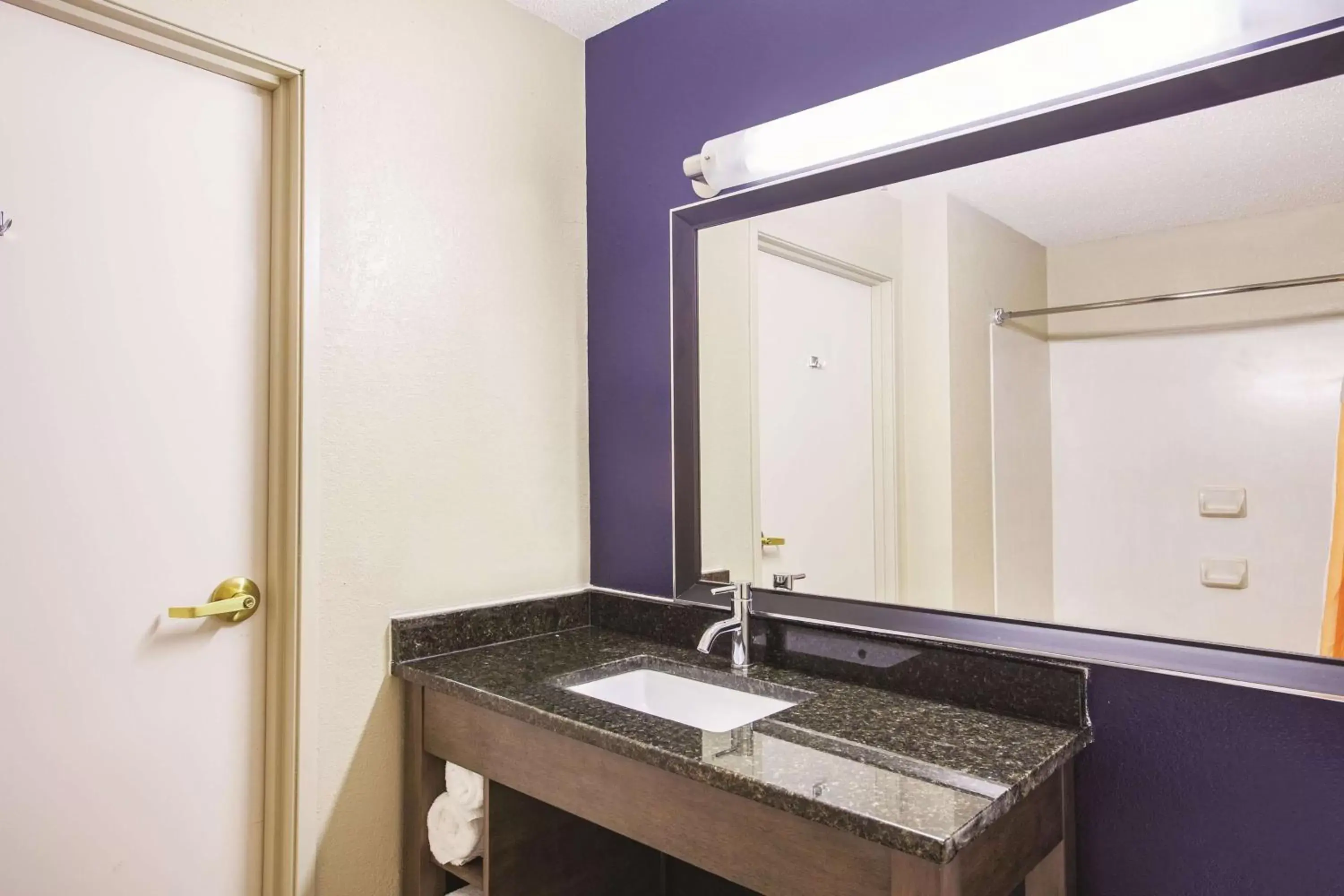 Photo of the whole room, Bathroom in La Quinta Inn by Wyndham Richmond South