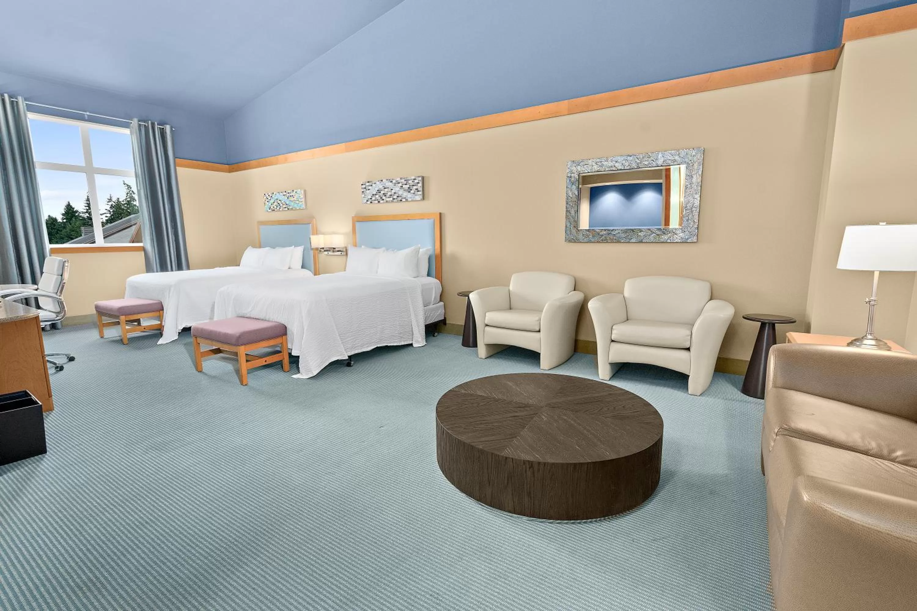 Seating area, Bed in Lucky Eagle Casino & Hotel (Washington)