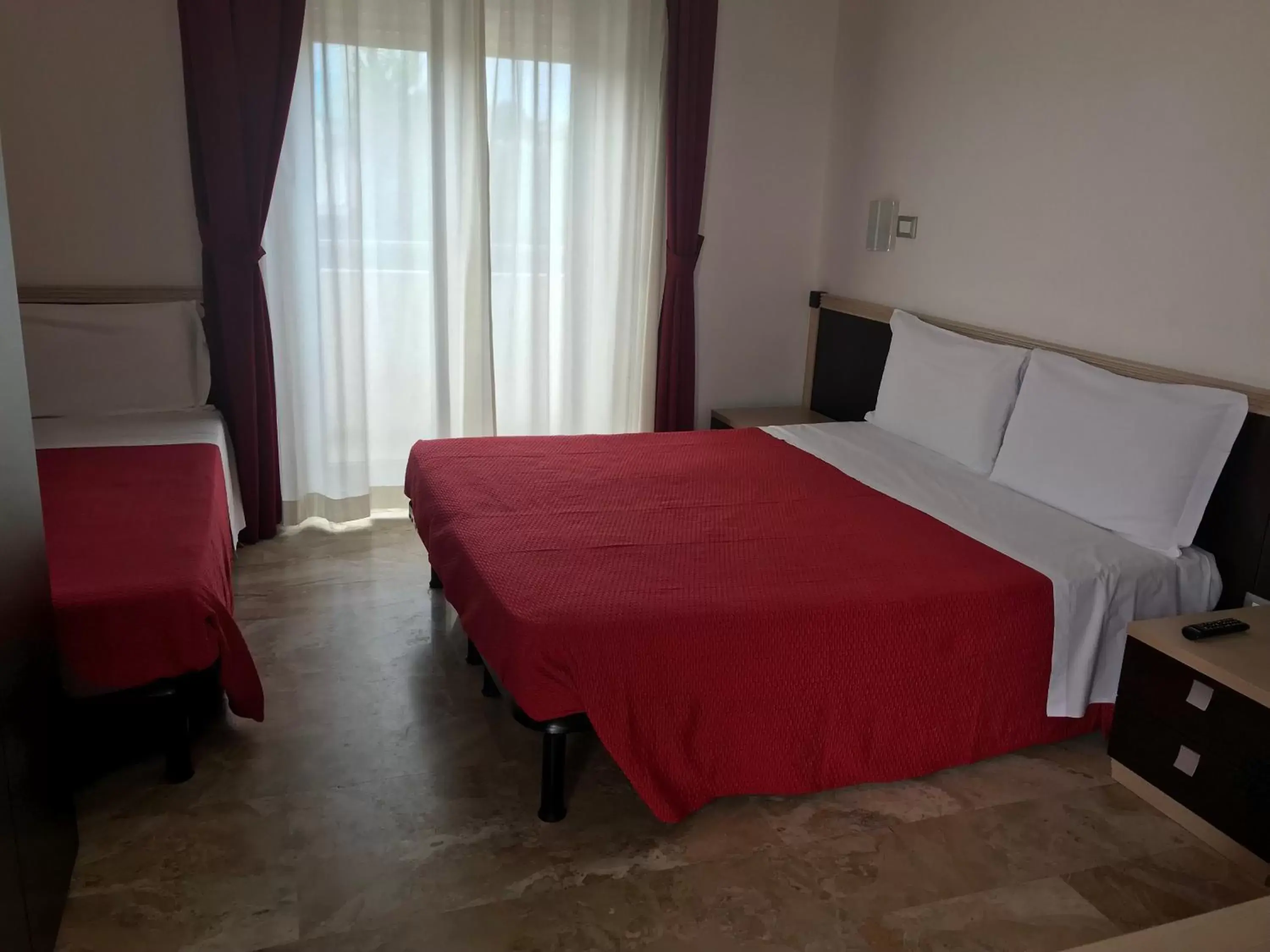 Bed in Rosso Di Sera