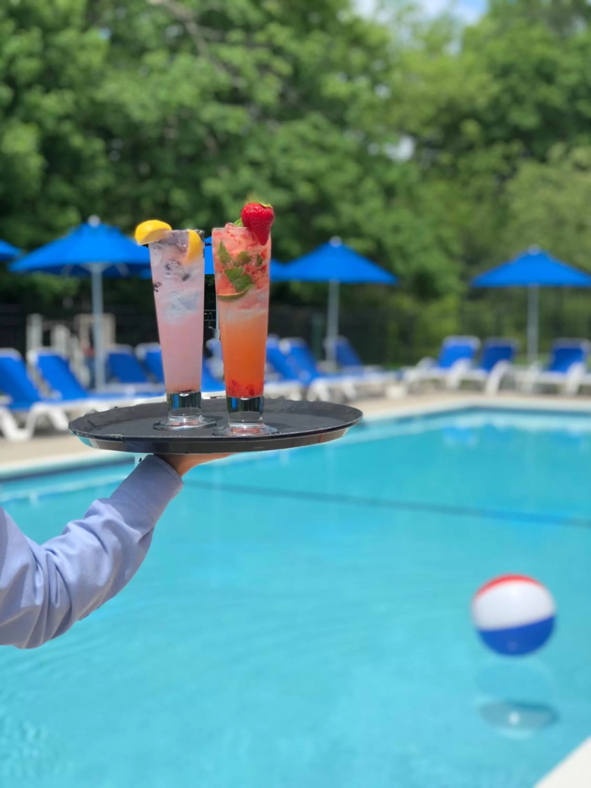 Swimming pool in Southampton Inn