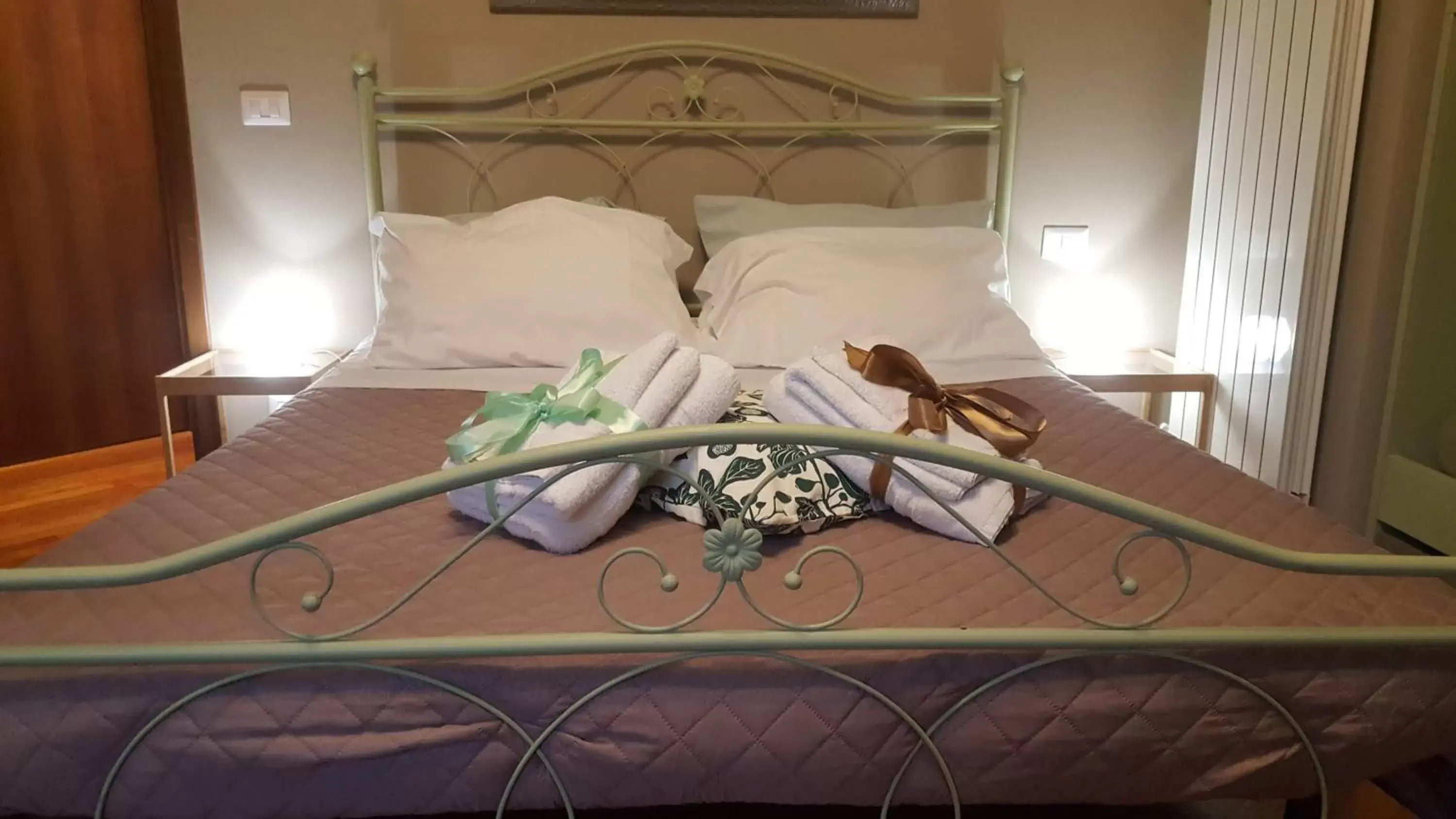 Decorative detail, Bed in Il Nido del Falco