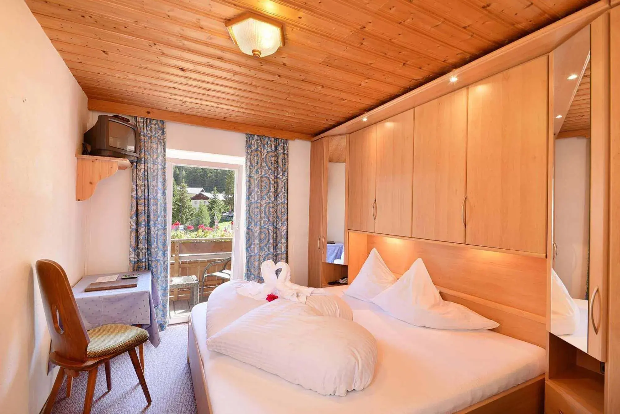 Photo of the whole room, Bed in Alpin Garni die kleine Post