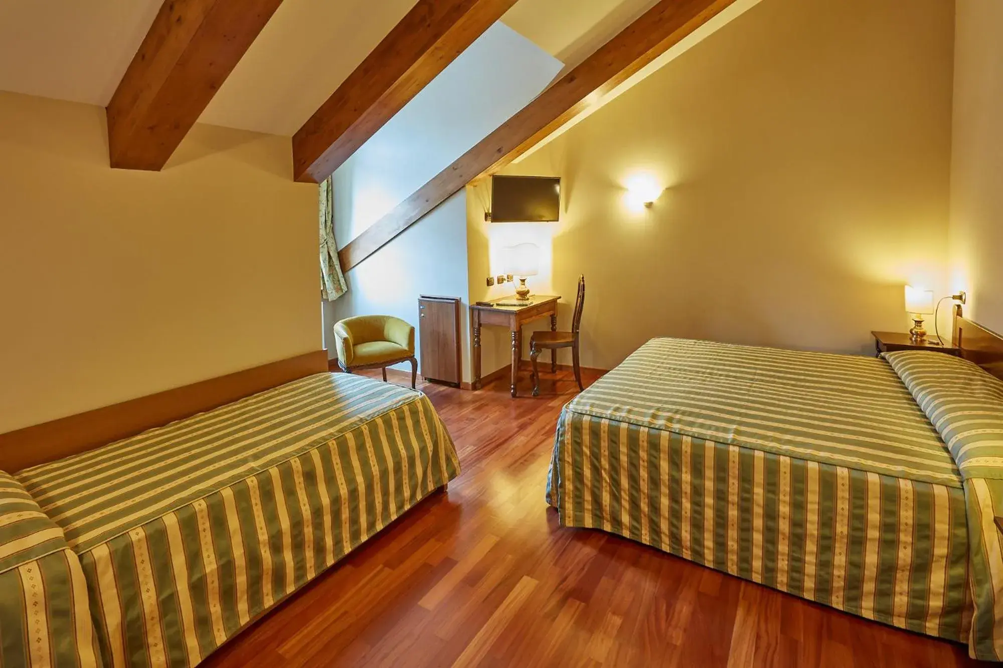 Seating area, Bed in Liberty Hotel