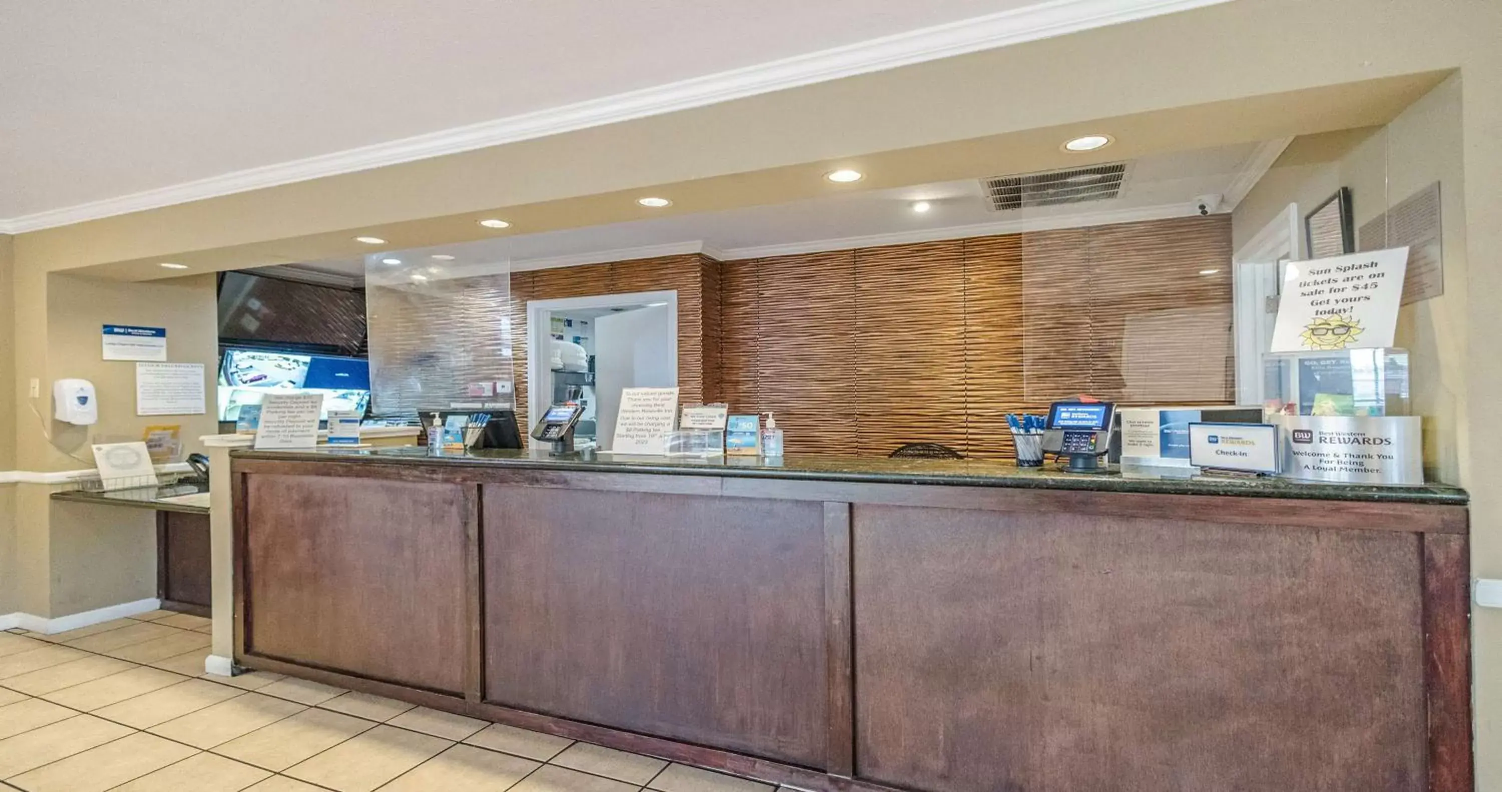 Lobby or reception in Best Western Roseville Inn