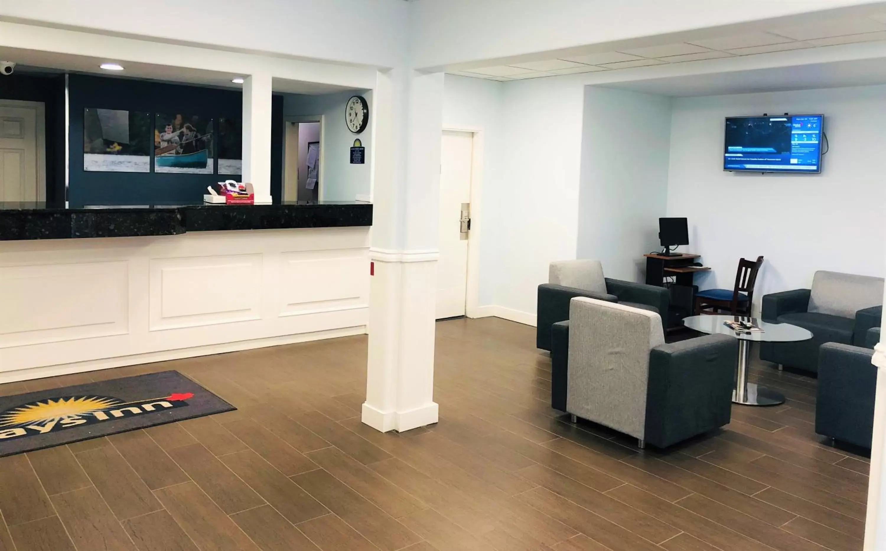 Communal lounge/ TV room, Lobby/Reception in Days Inn by Wyndham Kamloops BC