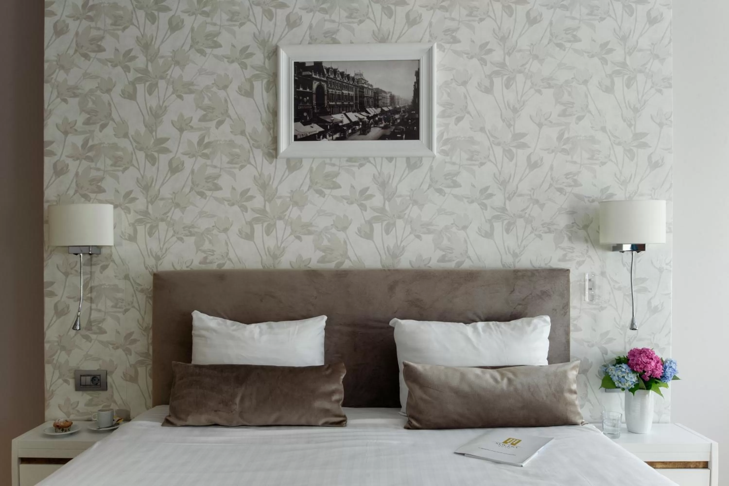 Bed in New Era Hotel Old Town Party Zone Bucharest- parking with fee nearby - NOT at the hotel !