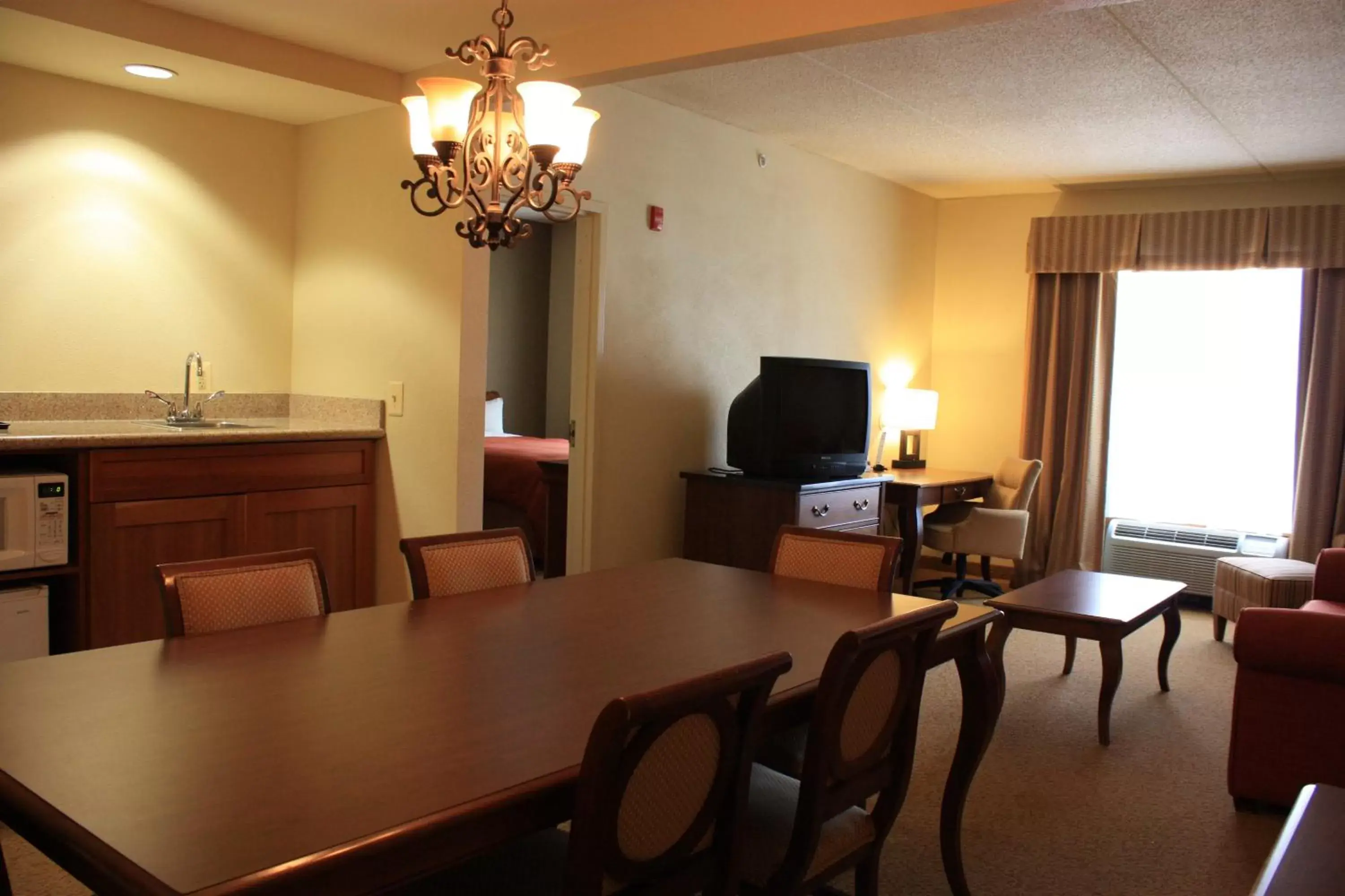 Living room in Country Inn & Suites by Radisson, BWI Airport (Baltimore), MD