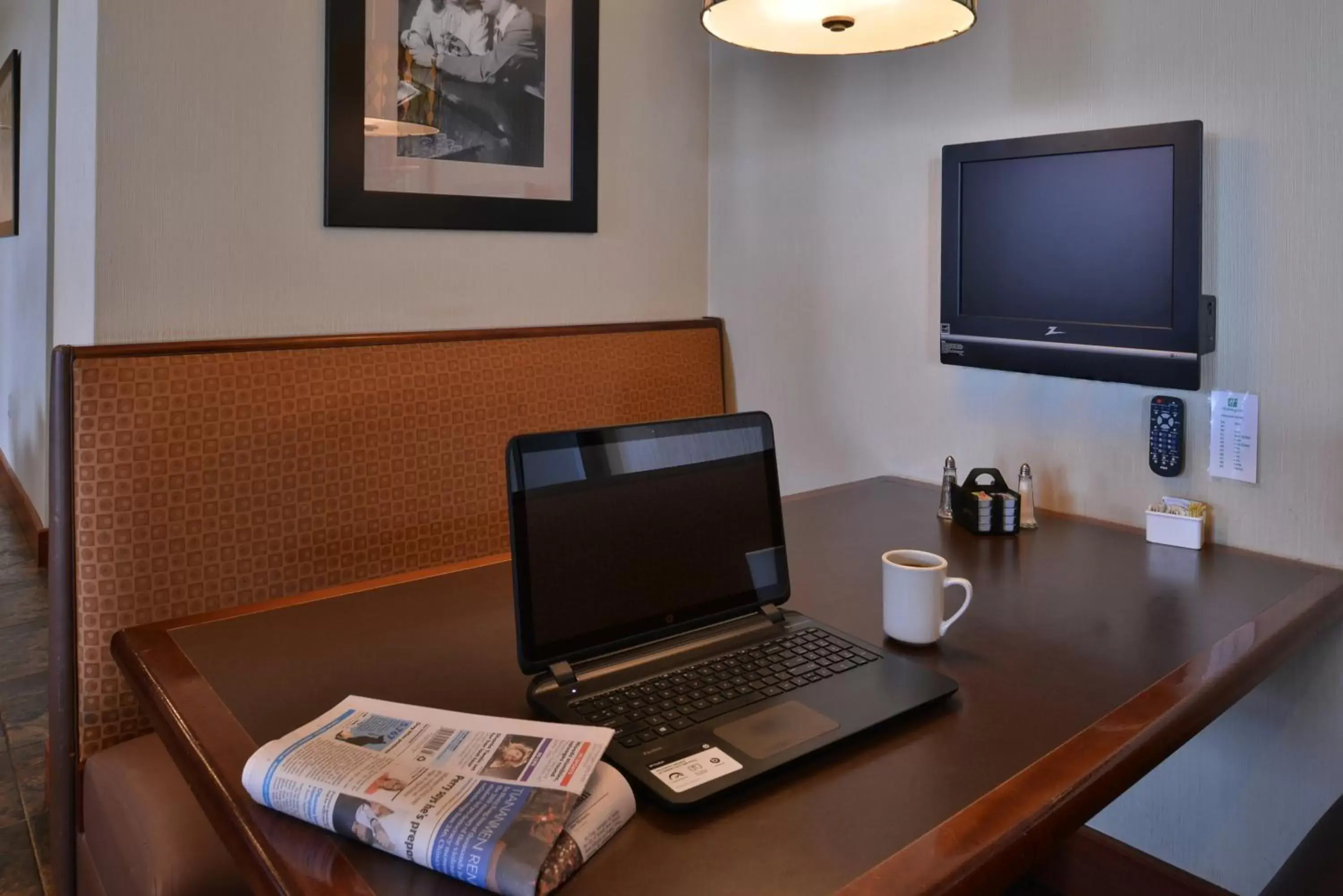 Restaurant/places to eat, TV/Entertainment Center in Holiday Inn Madison at The American Center, an IHG Hotel