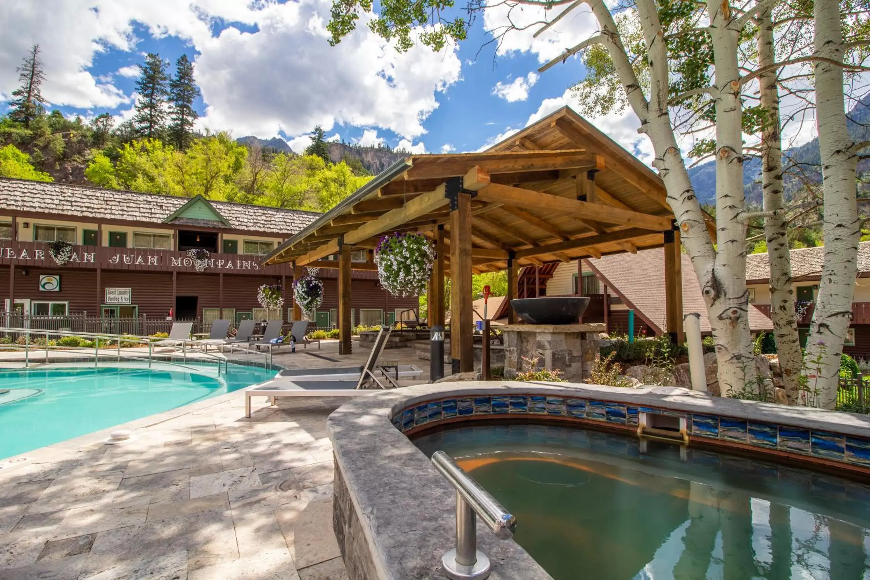 Hot Tub, Swimming Pool in Twin Peaks Lodge & Hot Springs