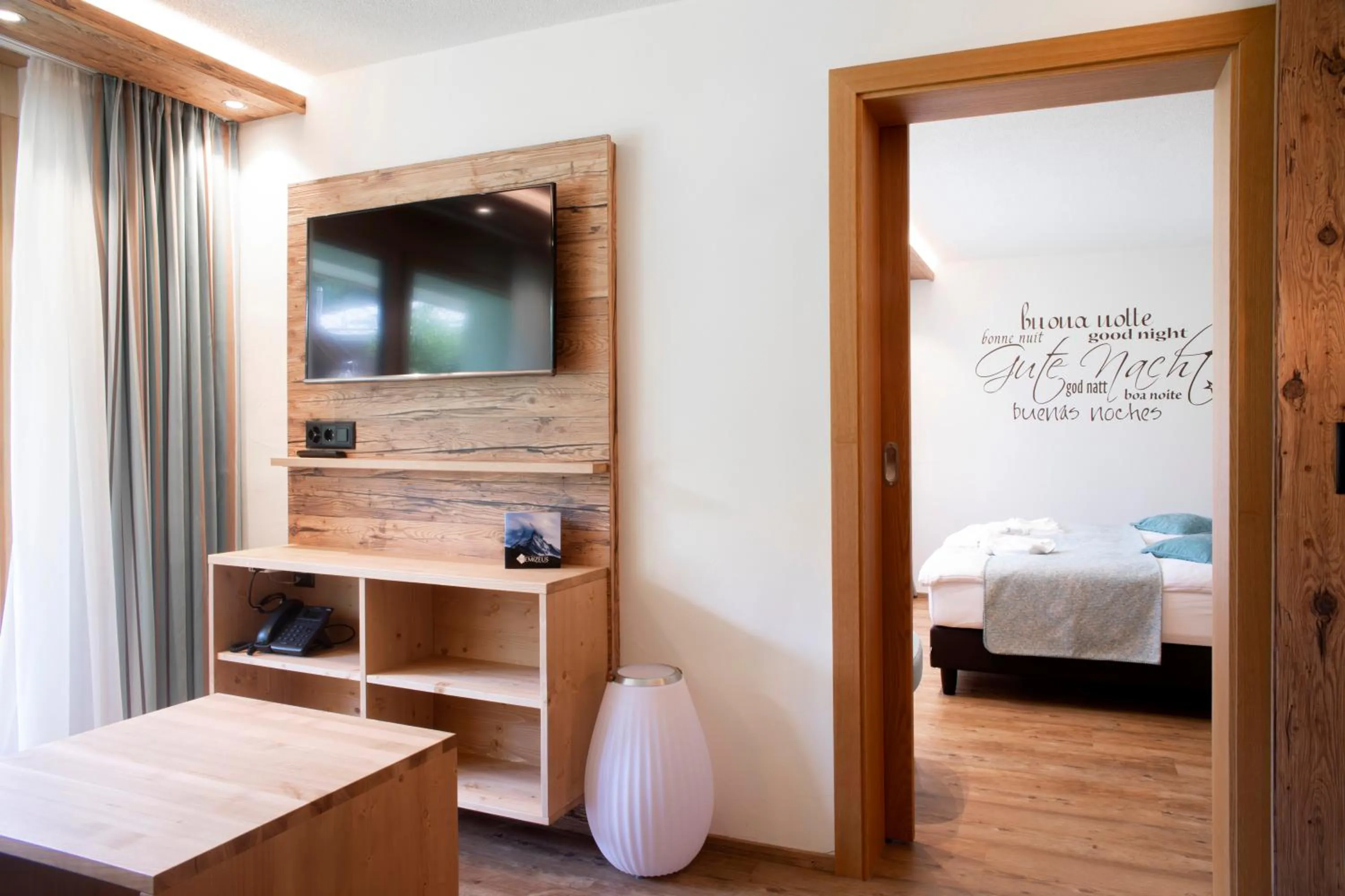 TV and multimedia, Bed in Hotel Hemizeus & Iremia Spa