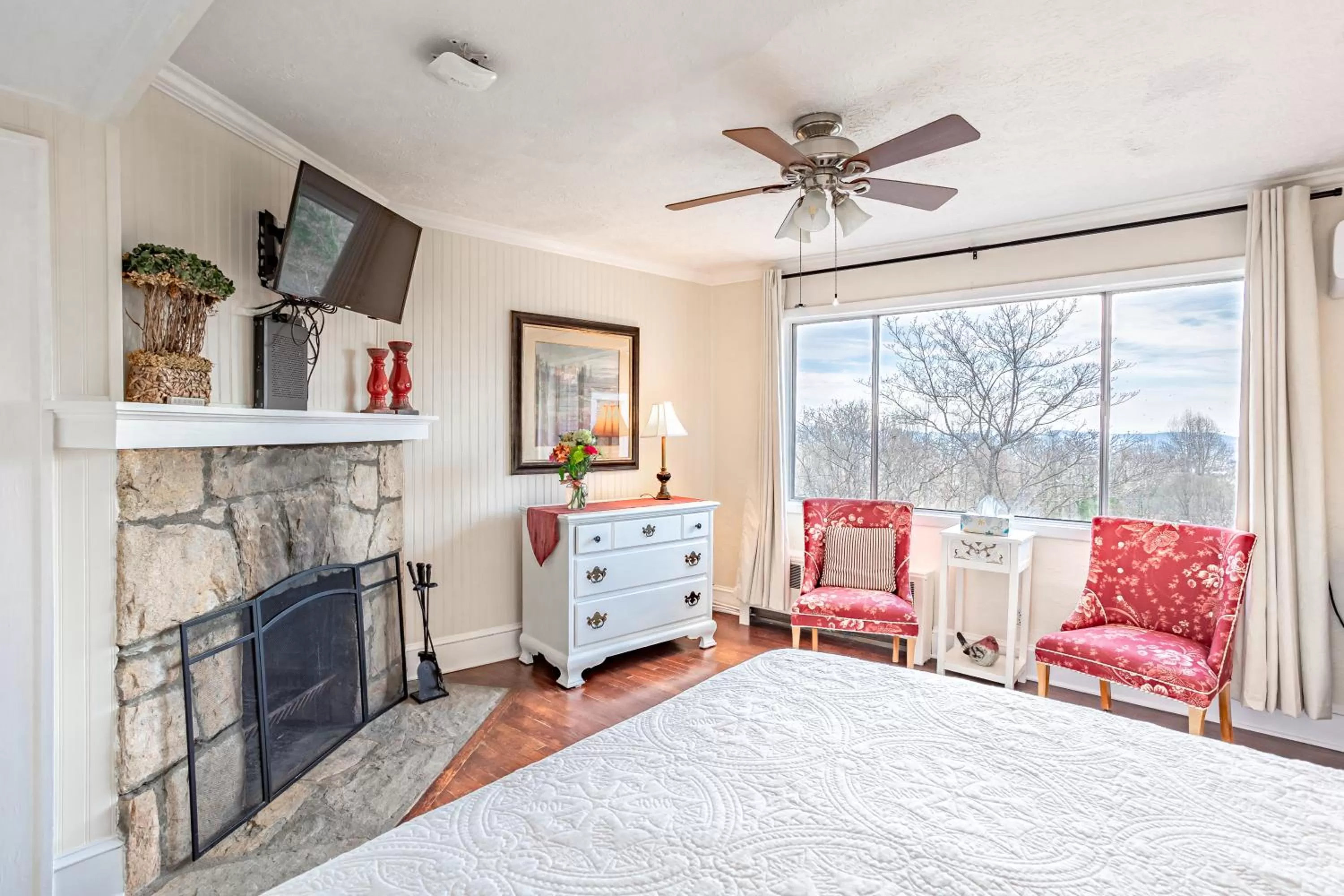 Bedroom in Echo Mountain Inn