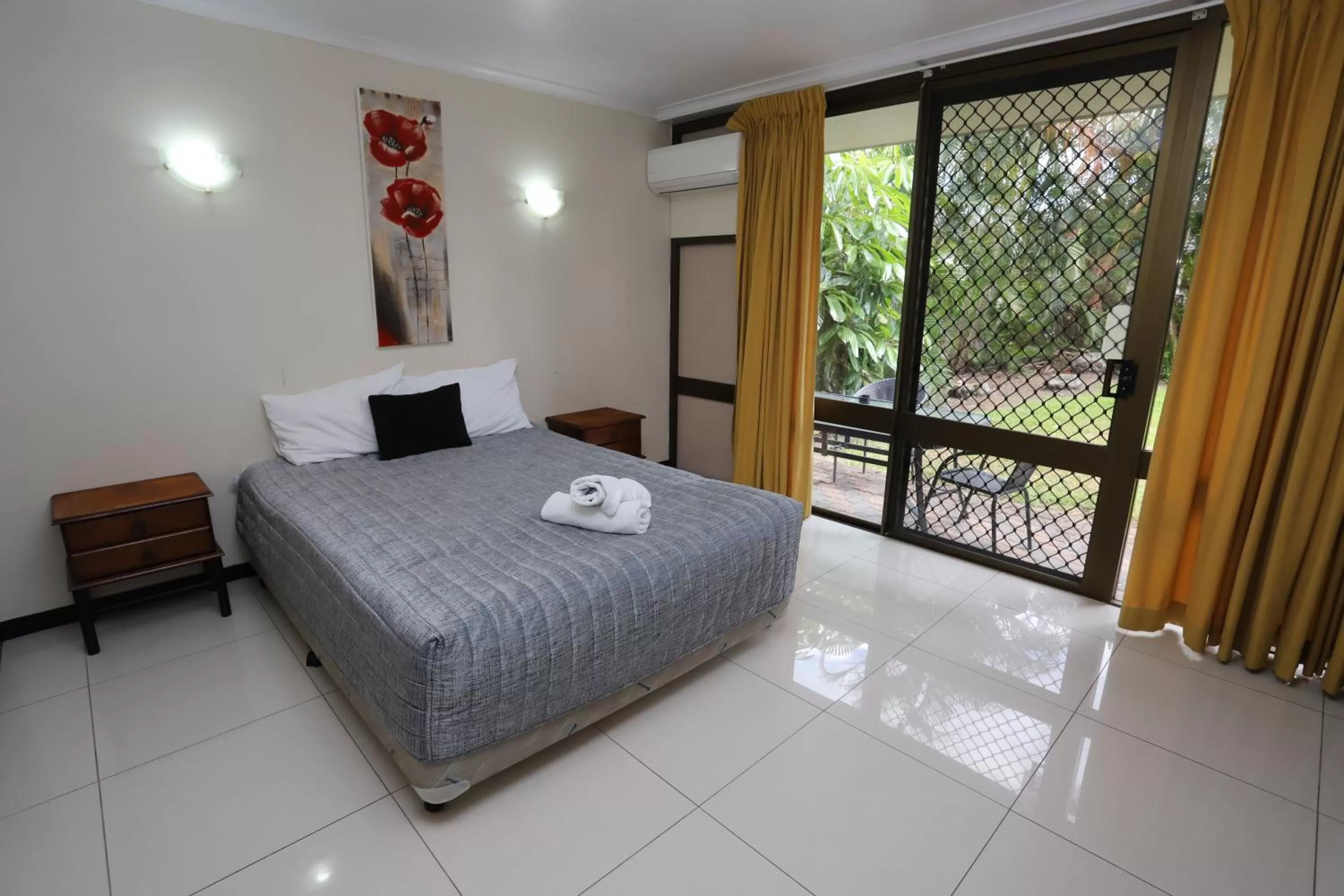 Bedroom, Bed in Miners Lodge Motor Inn