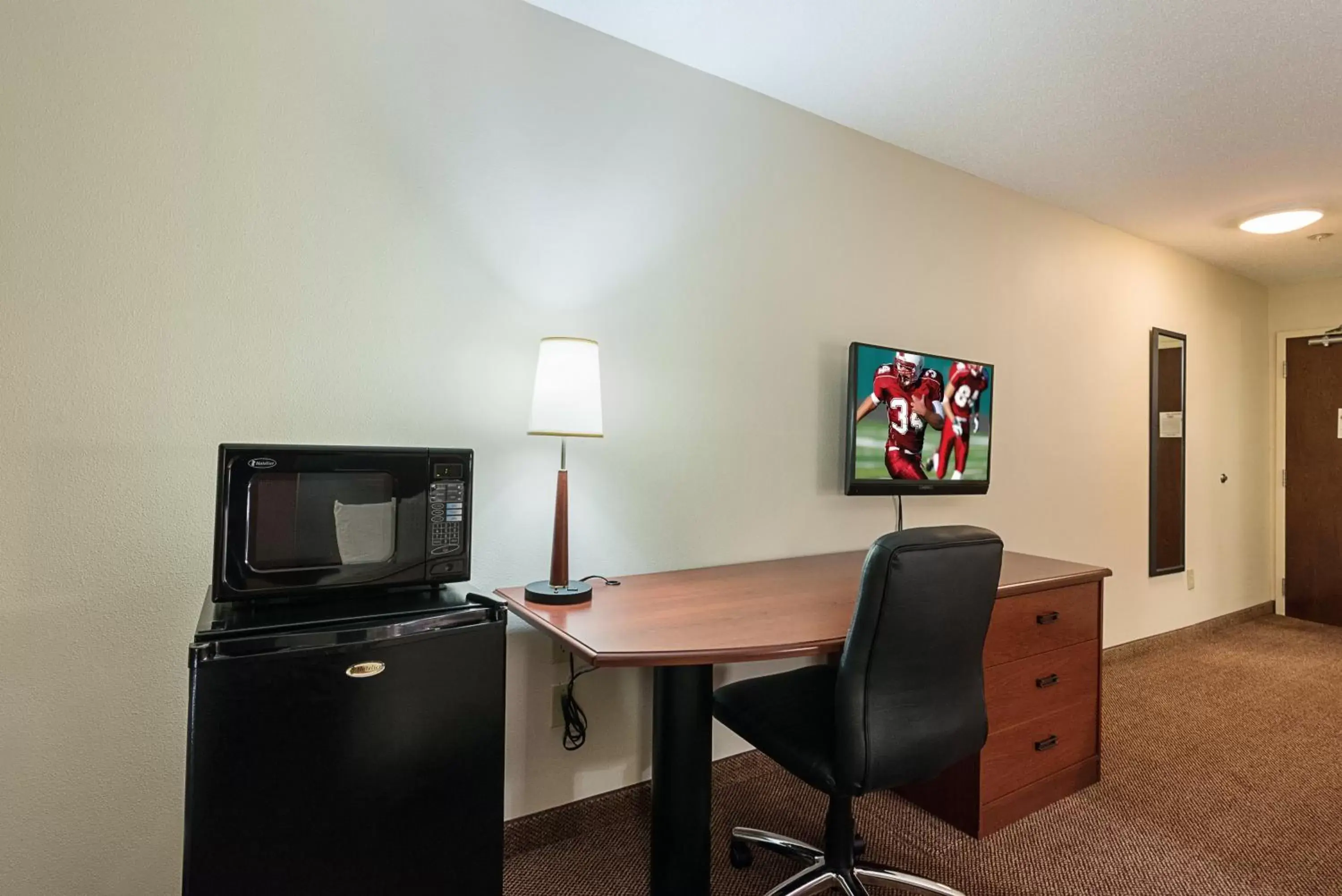 Photo of the whole room, TV/Entertainment Center in Red Roof Inn Etowah – Athens, TN