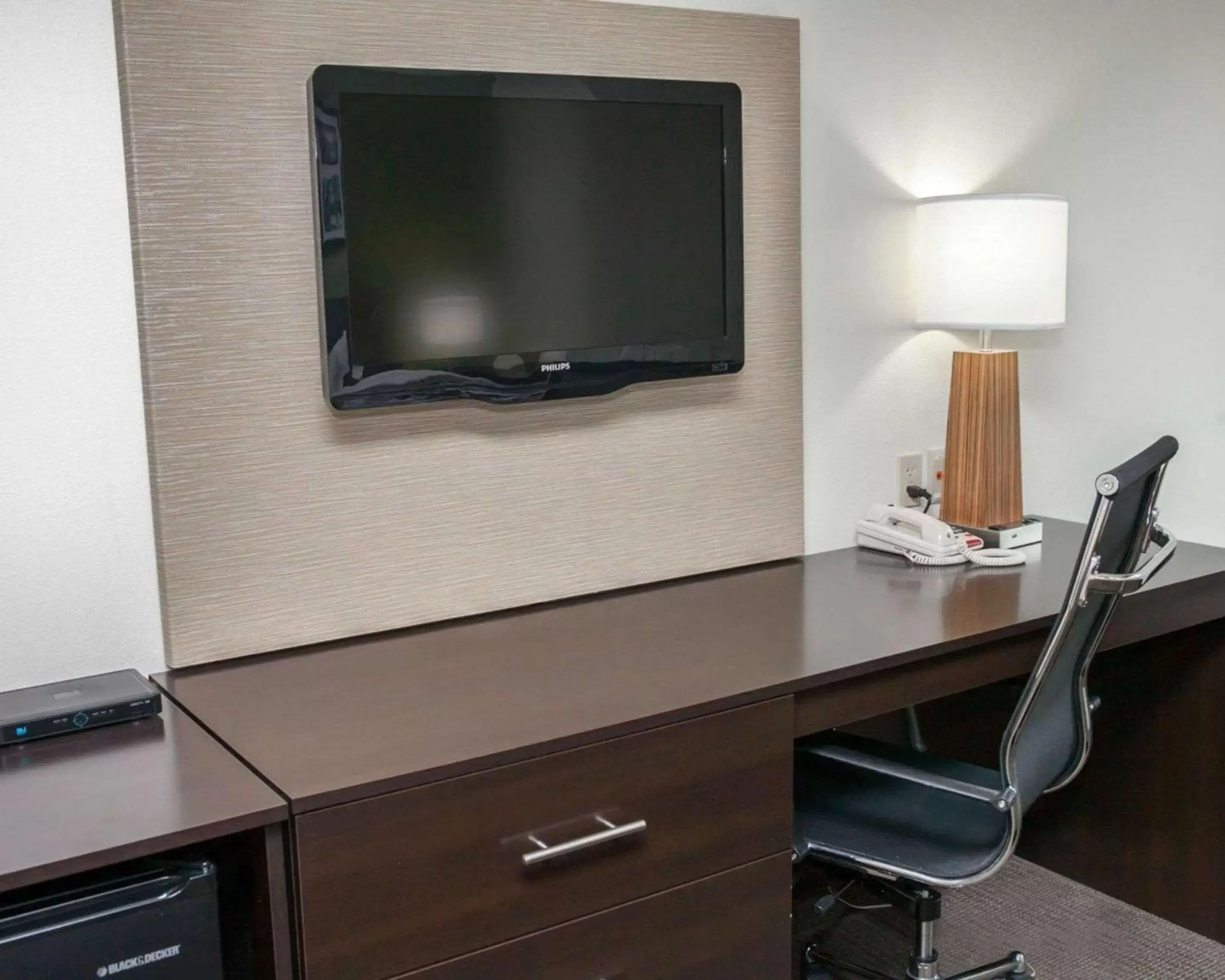 Photo of the whole room, TV/Entertainment Center in Sleep Inn & Suites Harrisburg – Hershey North