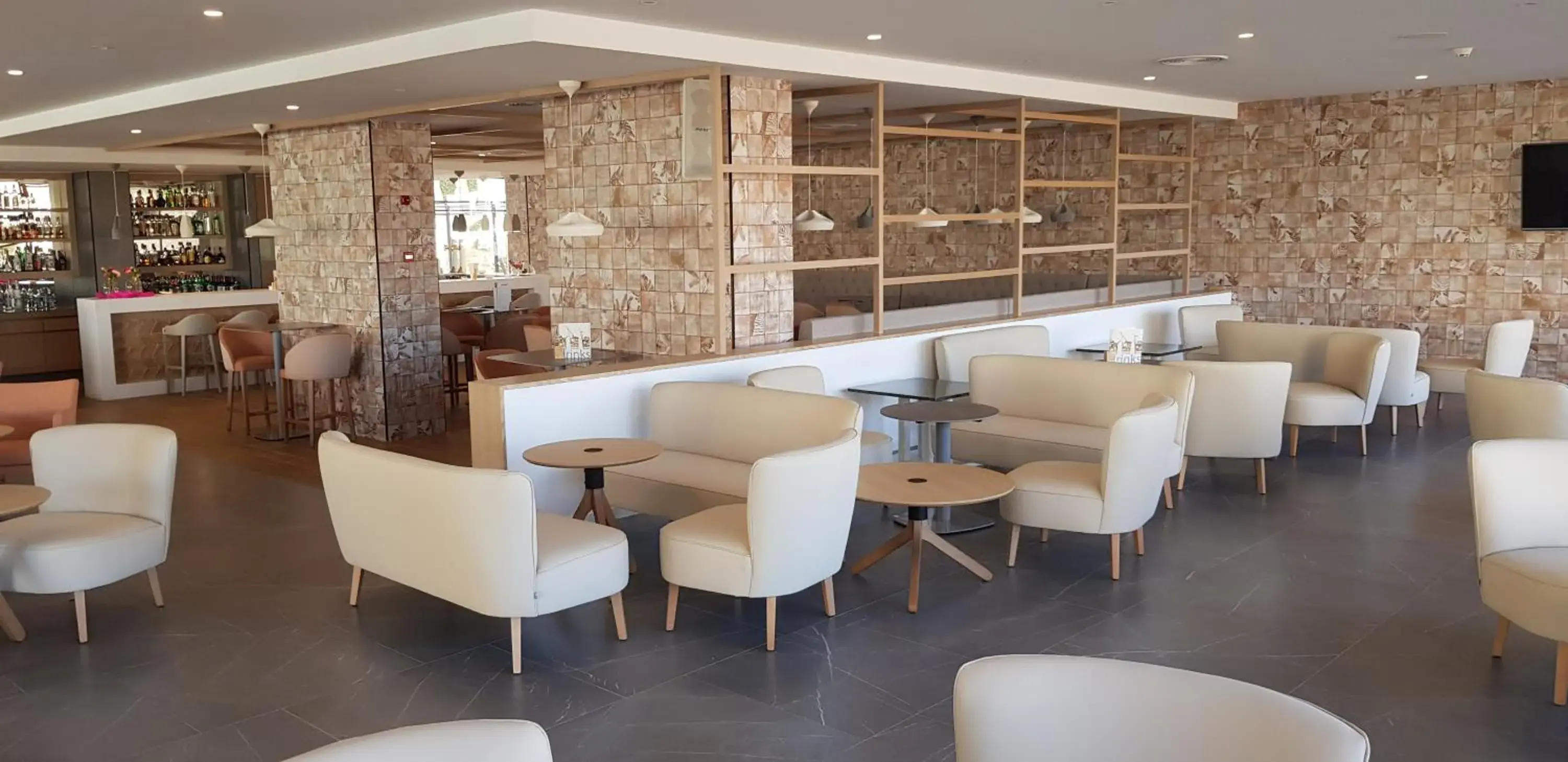 Lounge or bar in Hotel & Spa S'Entrador Playa Lounge or bar in Hotel & Spa S'Entrador Playa