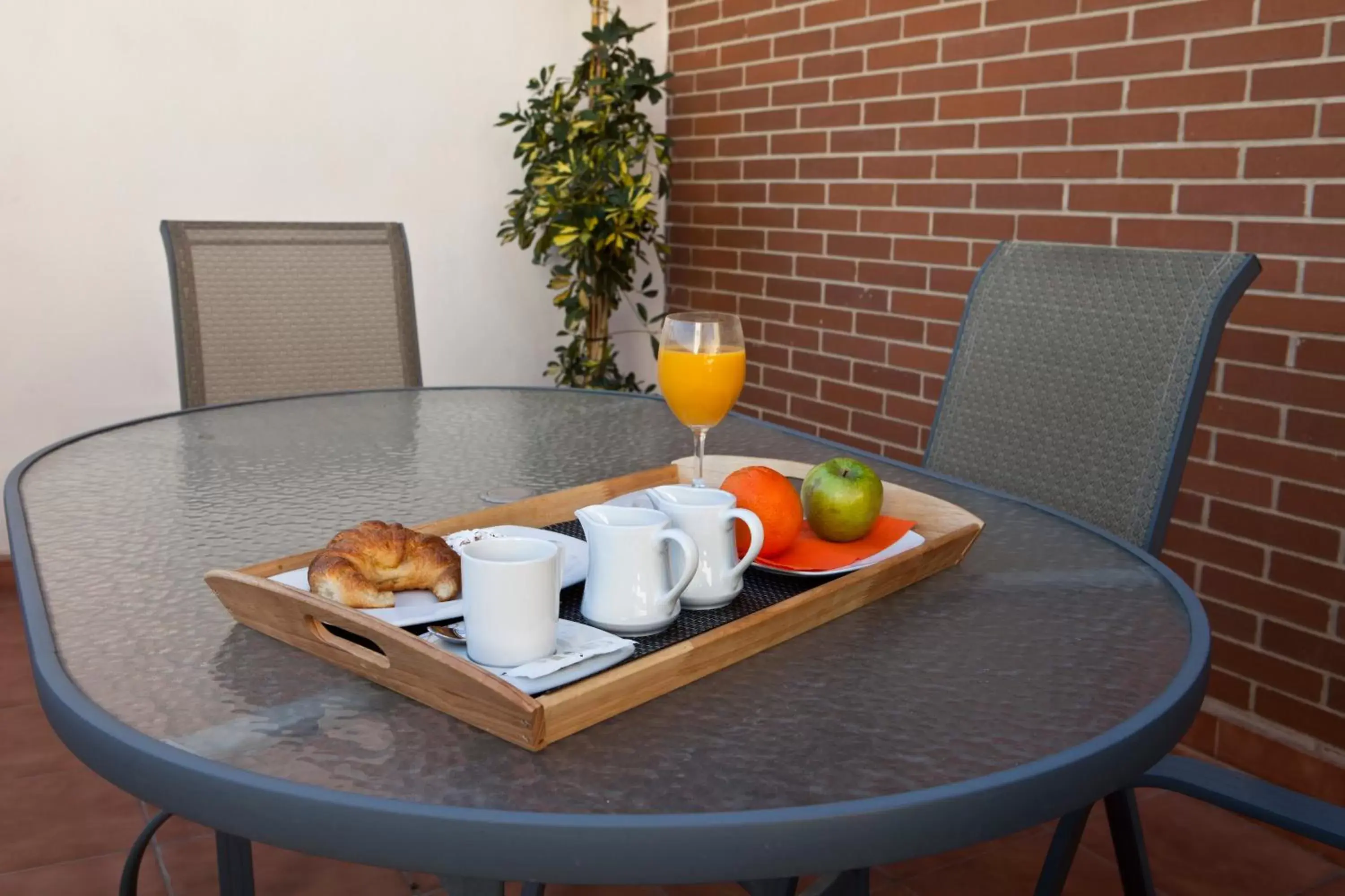 Balcony/Terrace, Breakfast in La City Estación