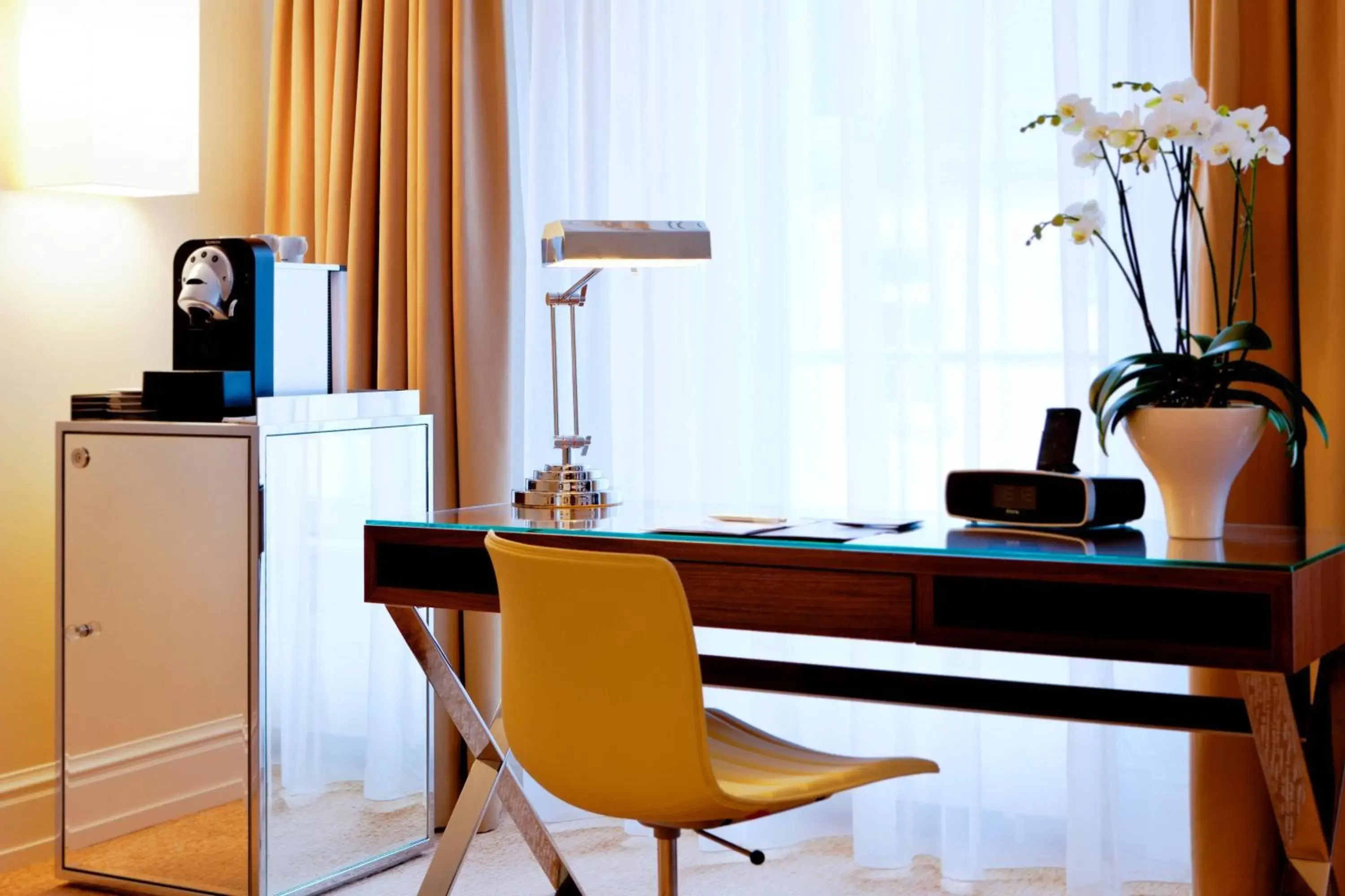 Photo of the whole room, Kitchen/Kitchenette in Renaissance Lucerne Hotel