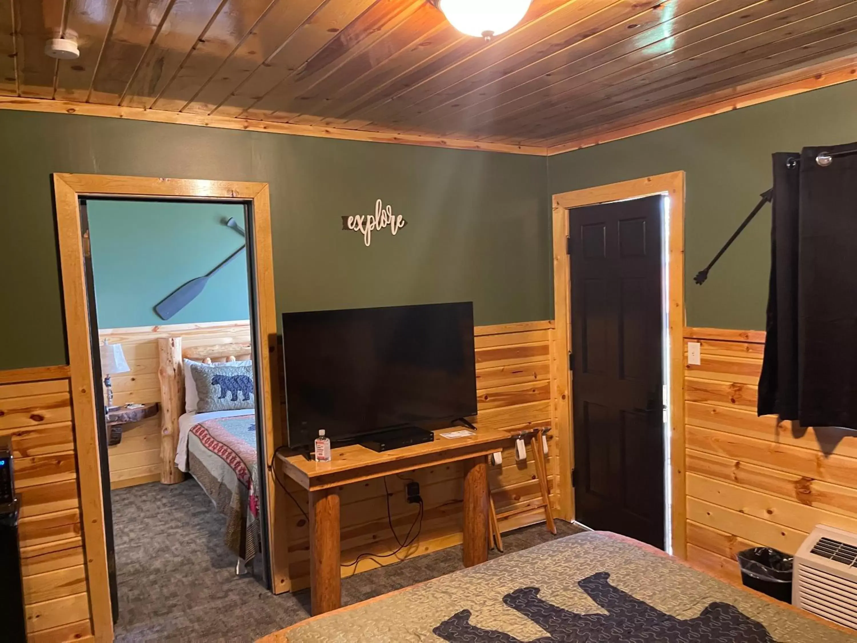 Bedroom, TV/Entertainment Center in The Fishing Bear Lodge
