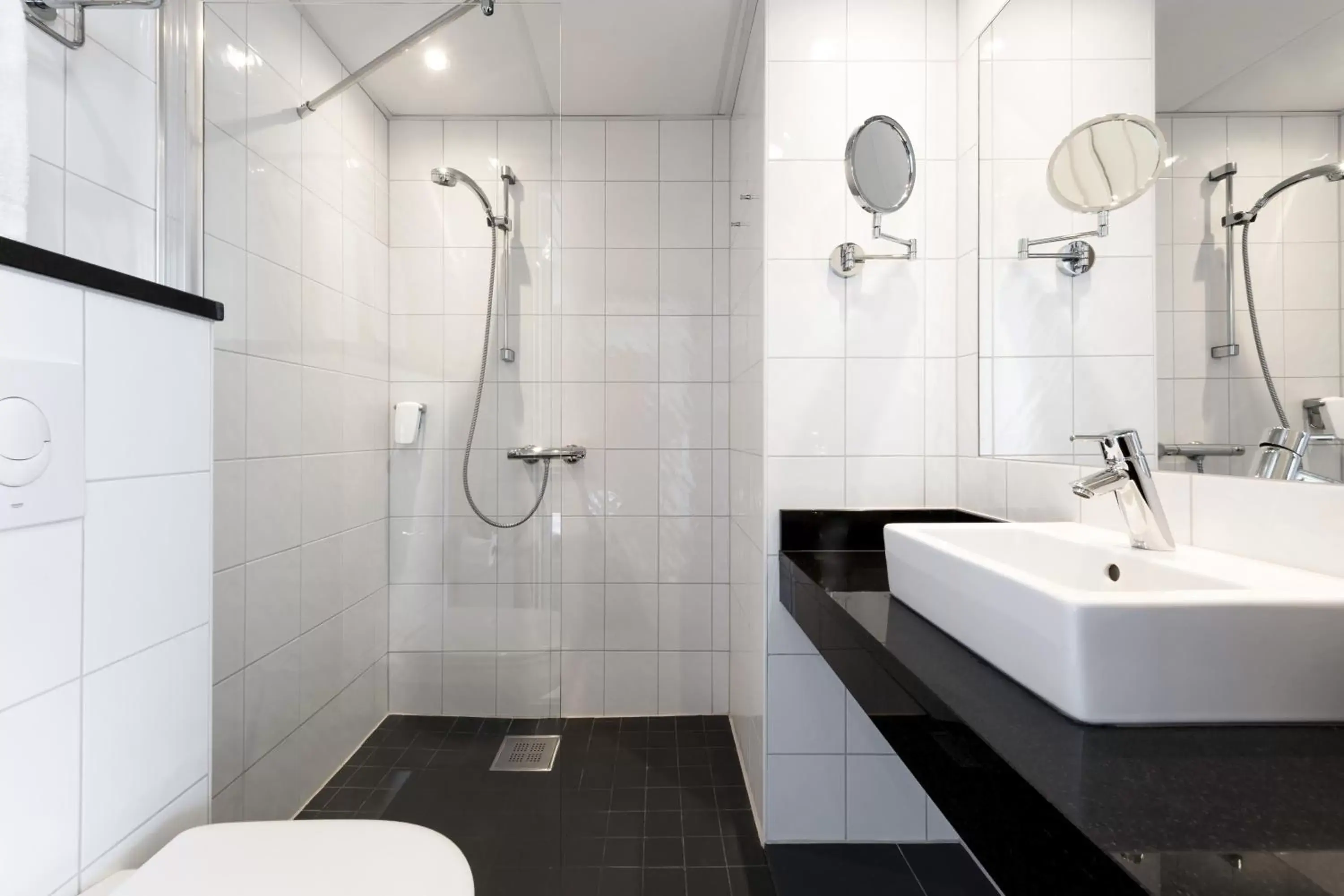 Shower, Bathroom in Quality Hotel Residence