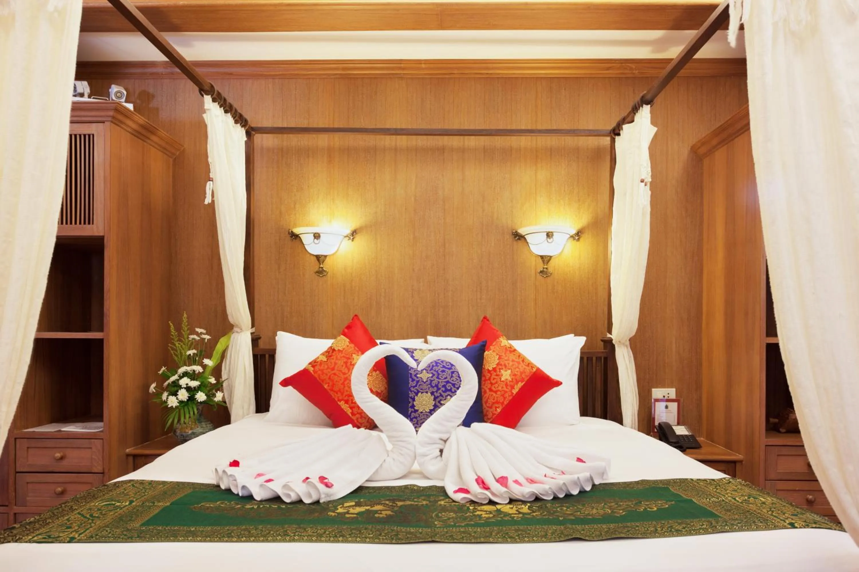 Bed in Royal Phawadee Village Patong - 2 Minutes walk to the beach