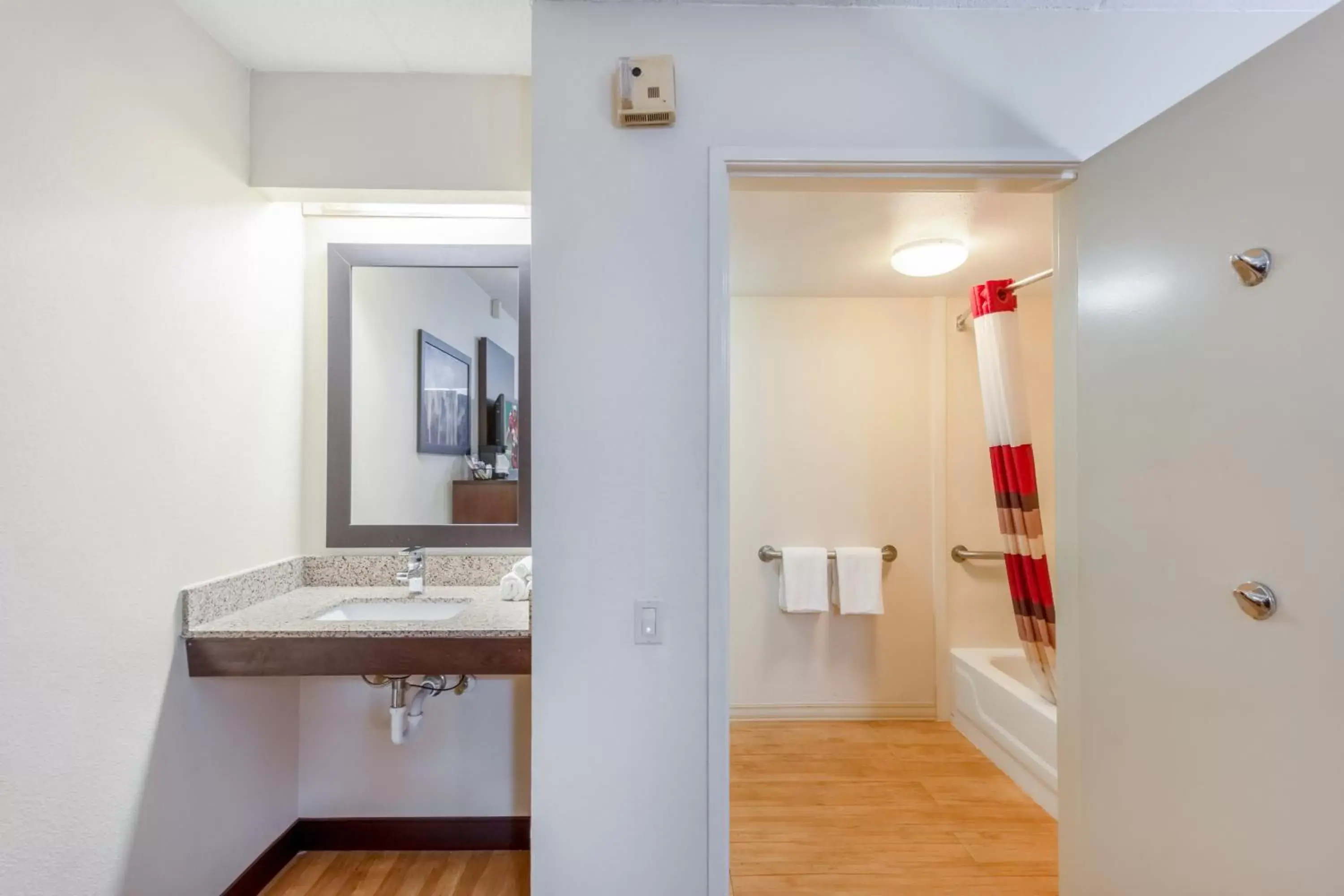 Bathroom in Red Roof Inn Kalamazoo East – Expo Center