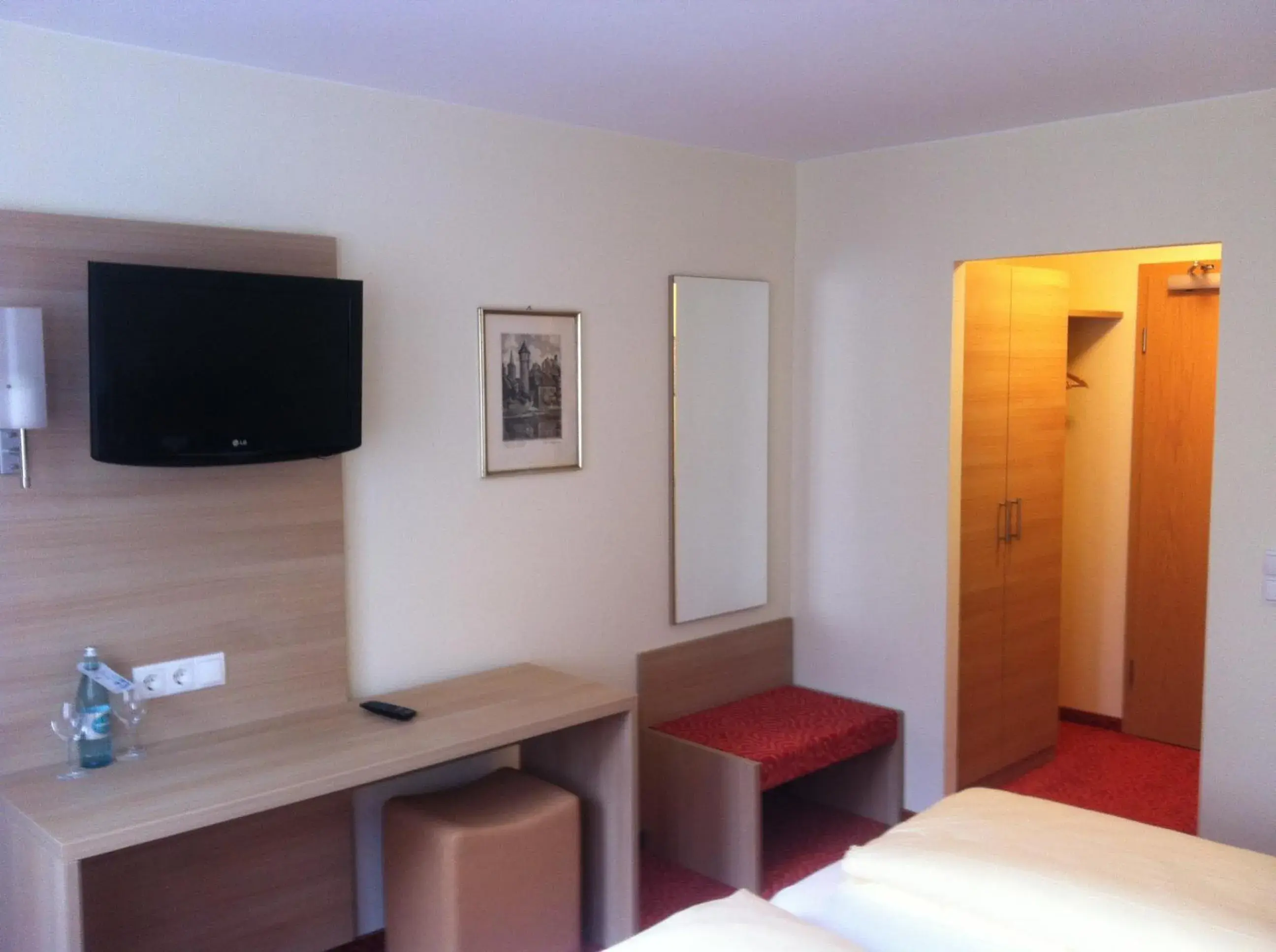 TV and multimedia, TV/Entertainment Center in Tauberhotel Kette