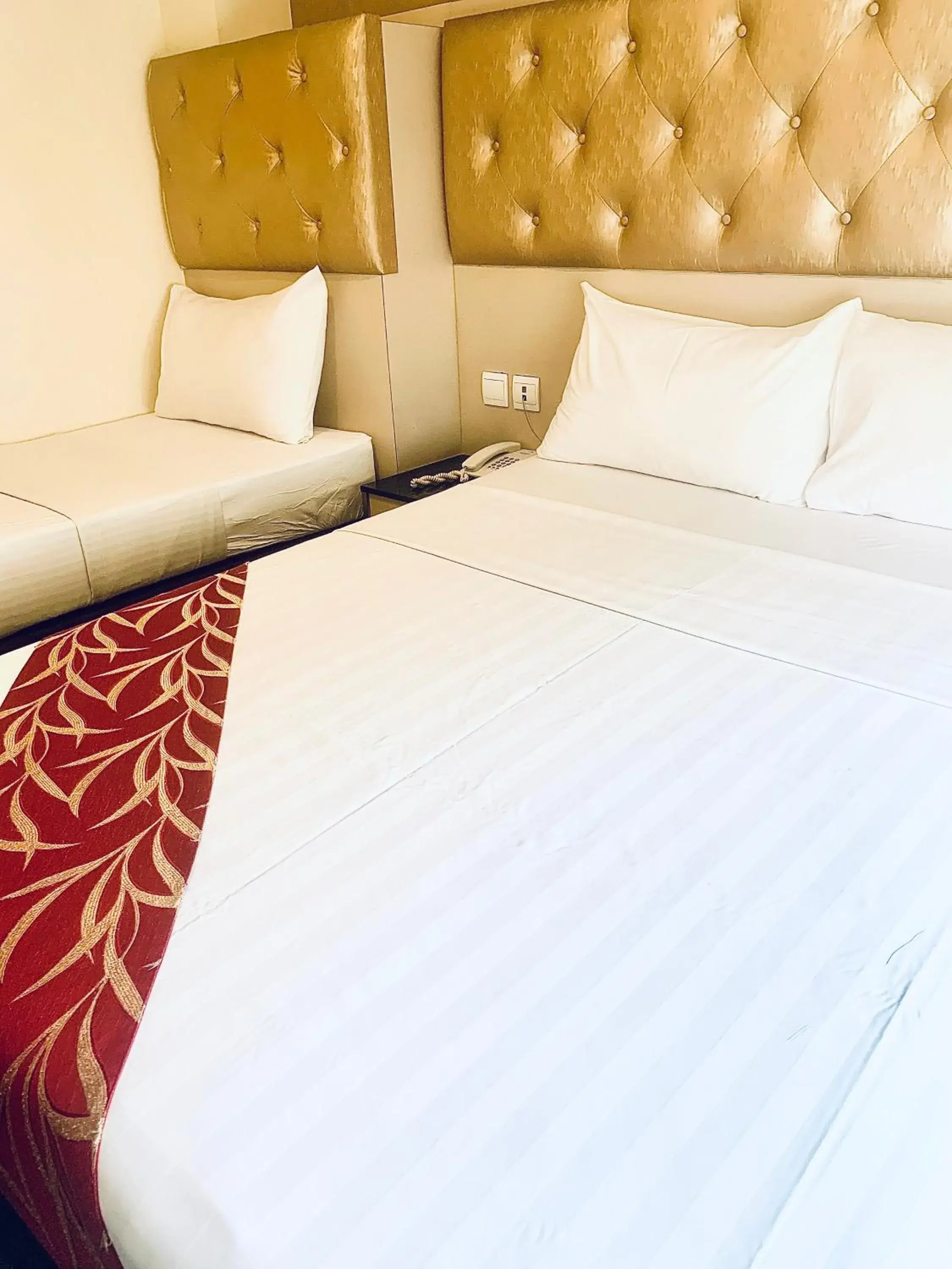 Bed in Sandpiper Hotel Singapore Bed in Sandpiper Hotel Singapore