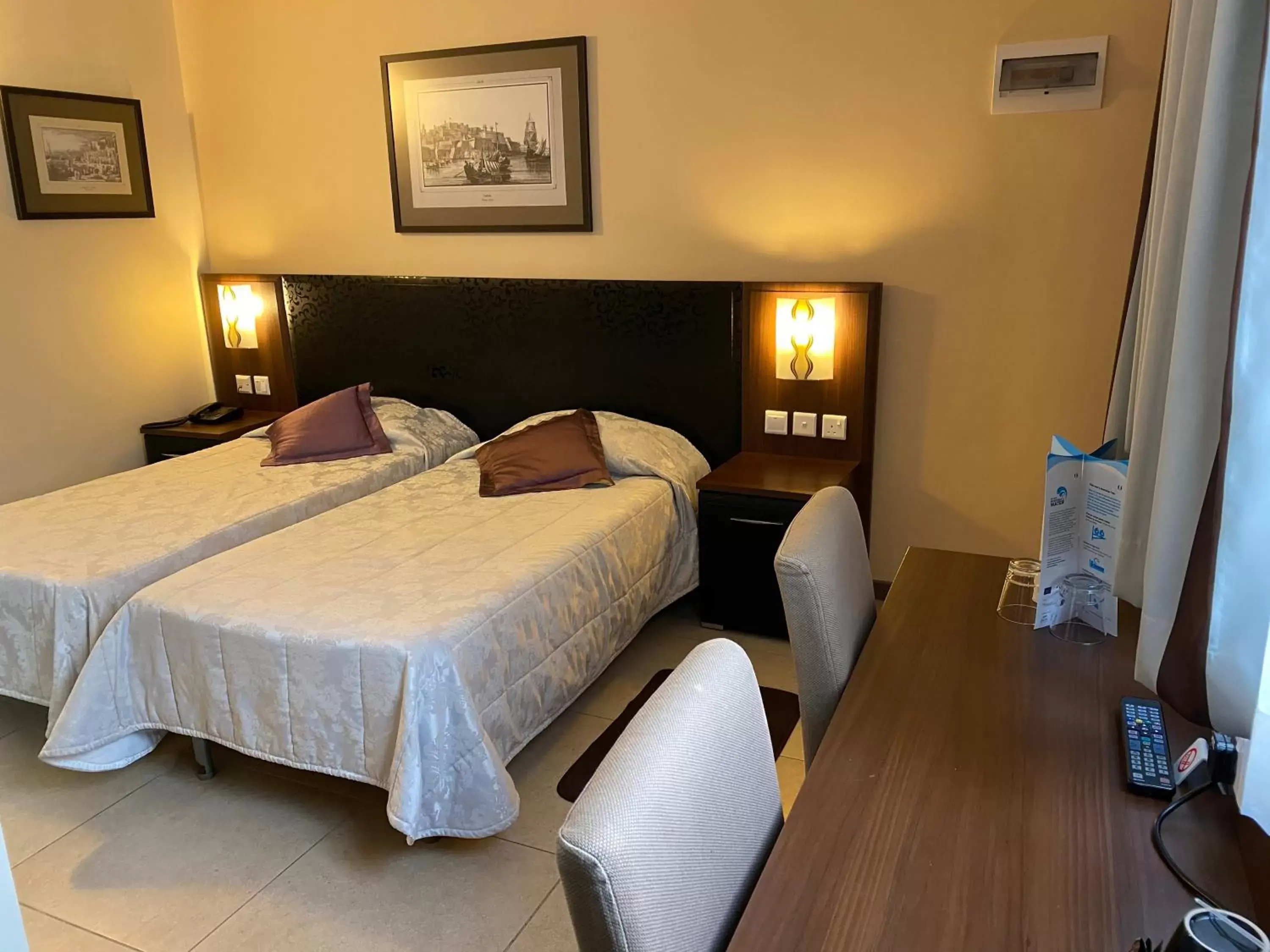 Bedroom, Bed in Grand Harbour Hotel