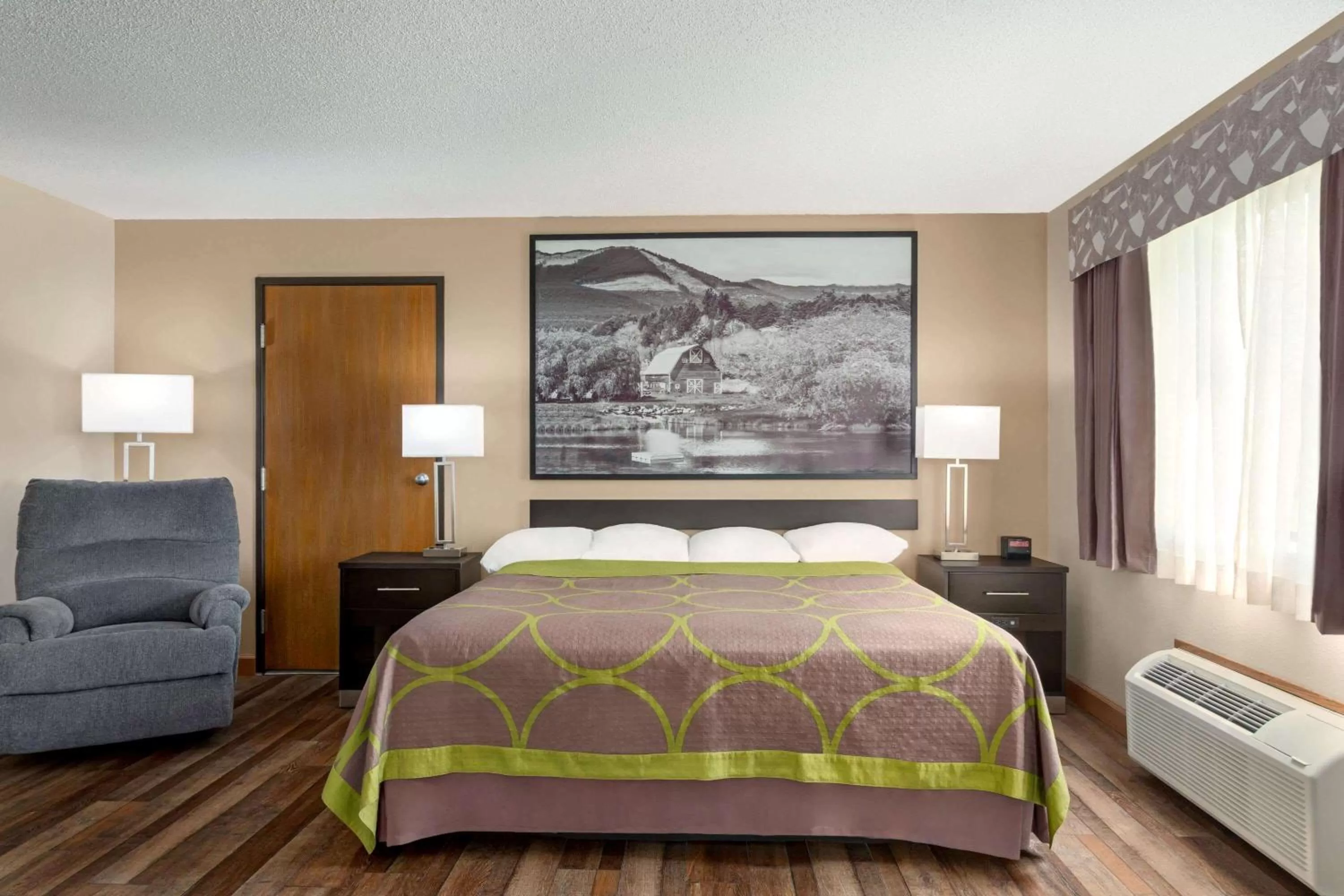 Photo of the whole room in Super 8 by Wyndham Chillicothe