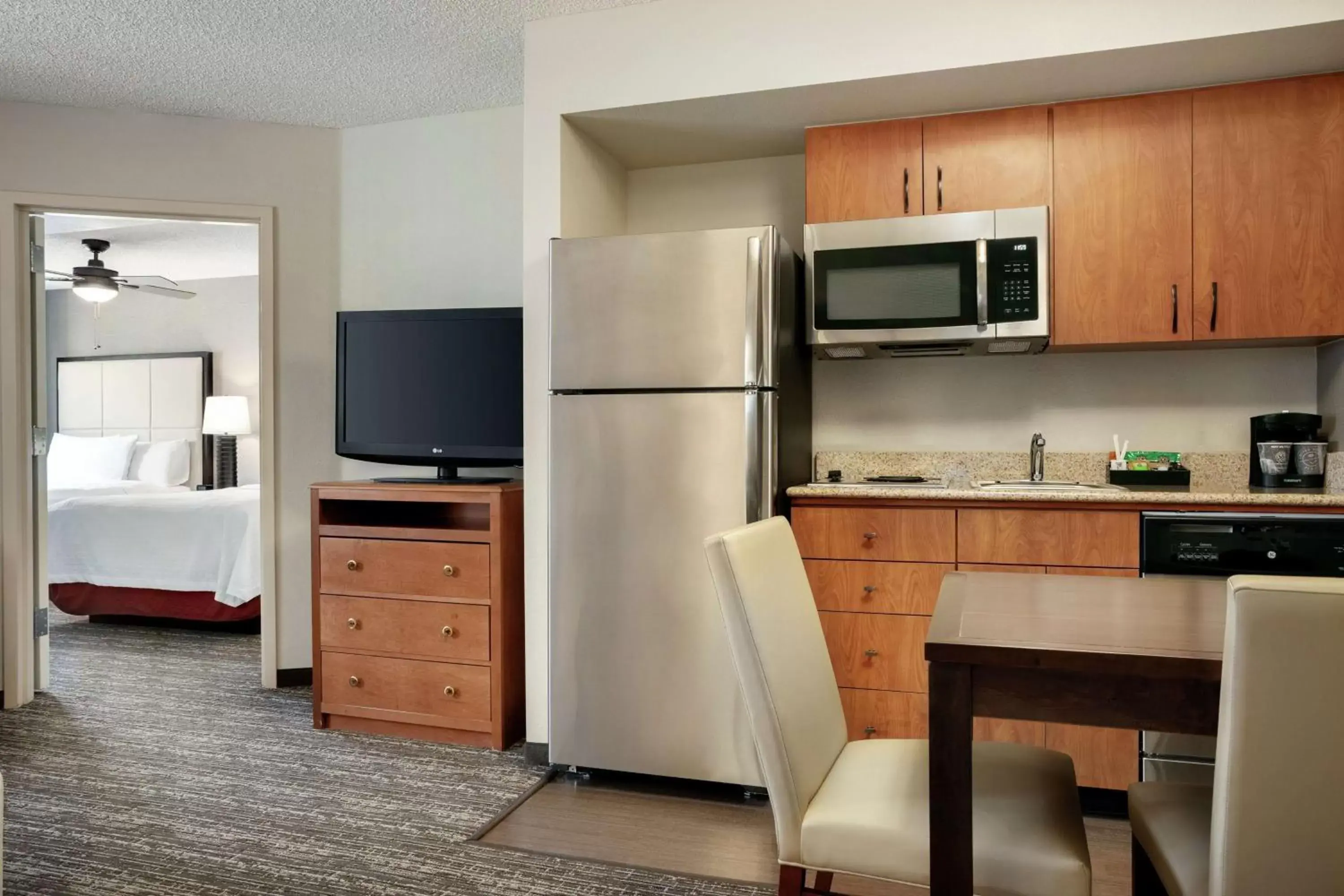 Bedroom, Kitchen/Kitchenette in Homewood Suites by Hilton Phoenix-Chandler