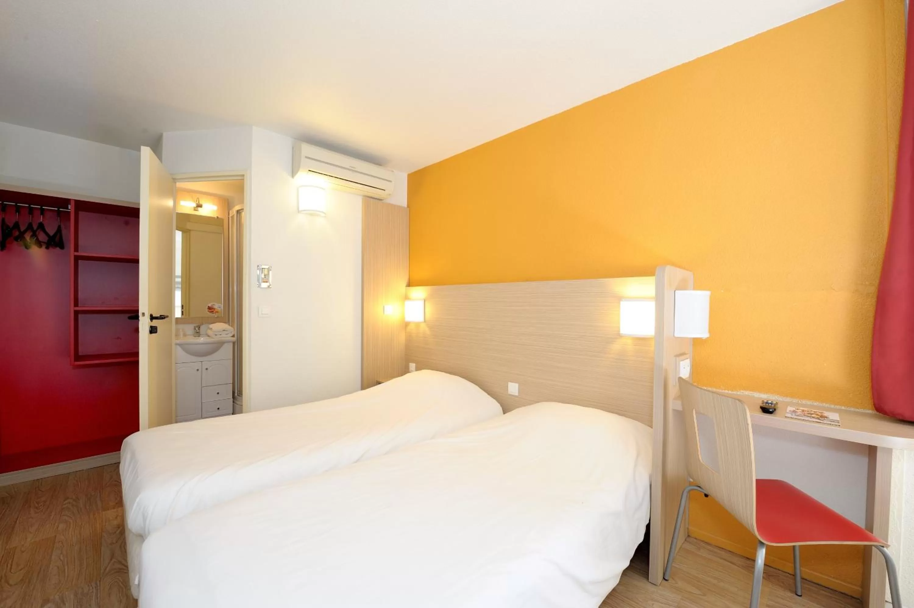 Bedroom, Bed in Hôtel Kennedy Parc des Expositions