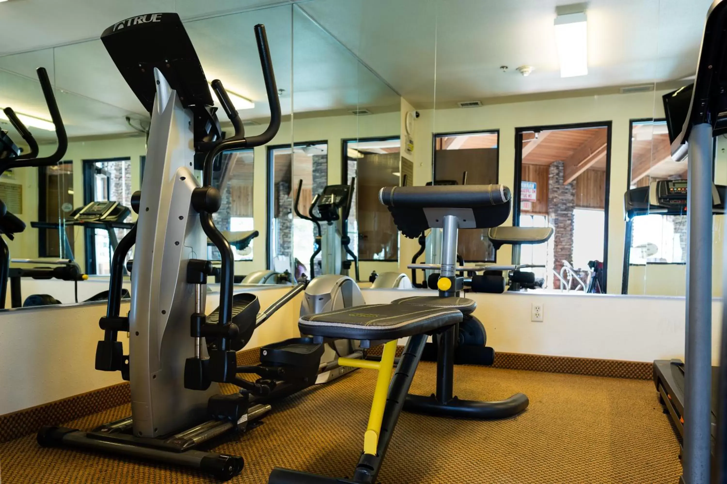 Fitness centre/facilities, Fitness Center/Facilities in Pinedale Hotel & Suites