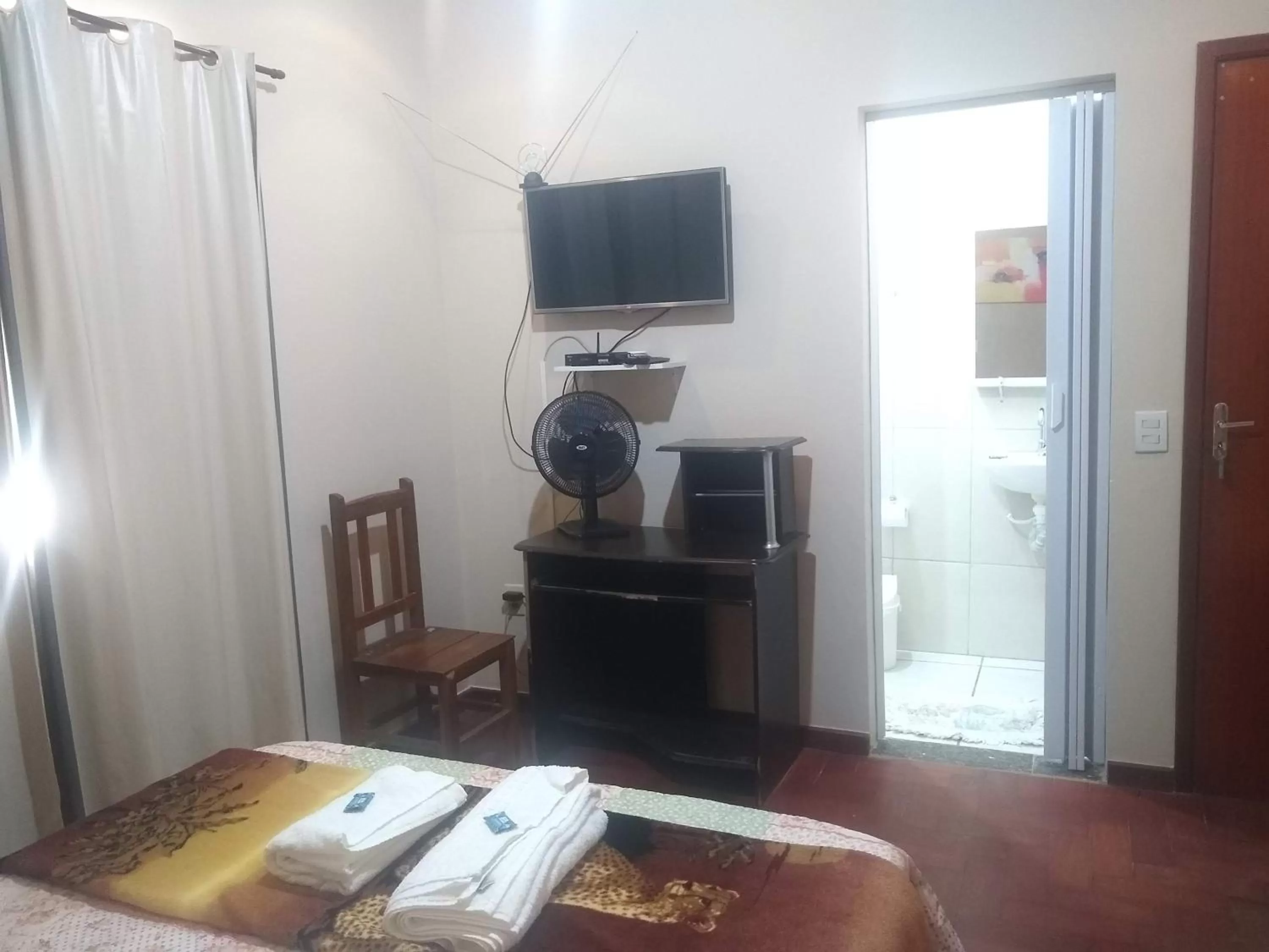 Bathroom, TV/Entertainment Center in Pousada do Ribeirão