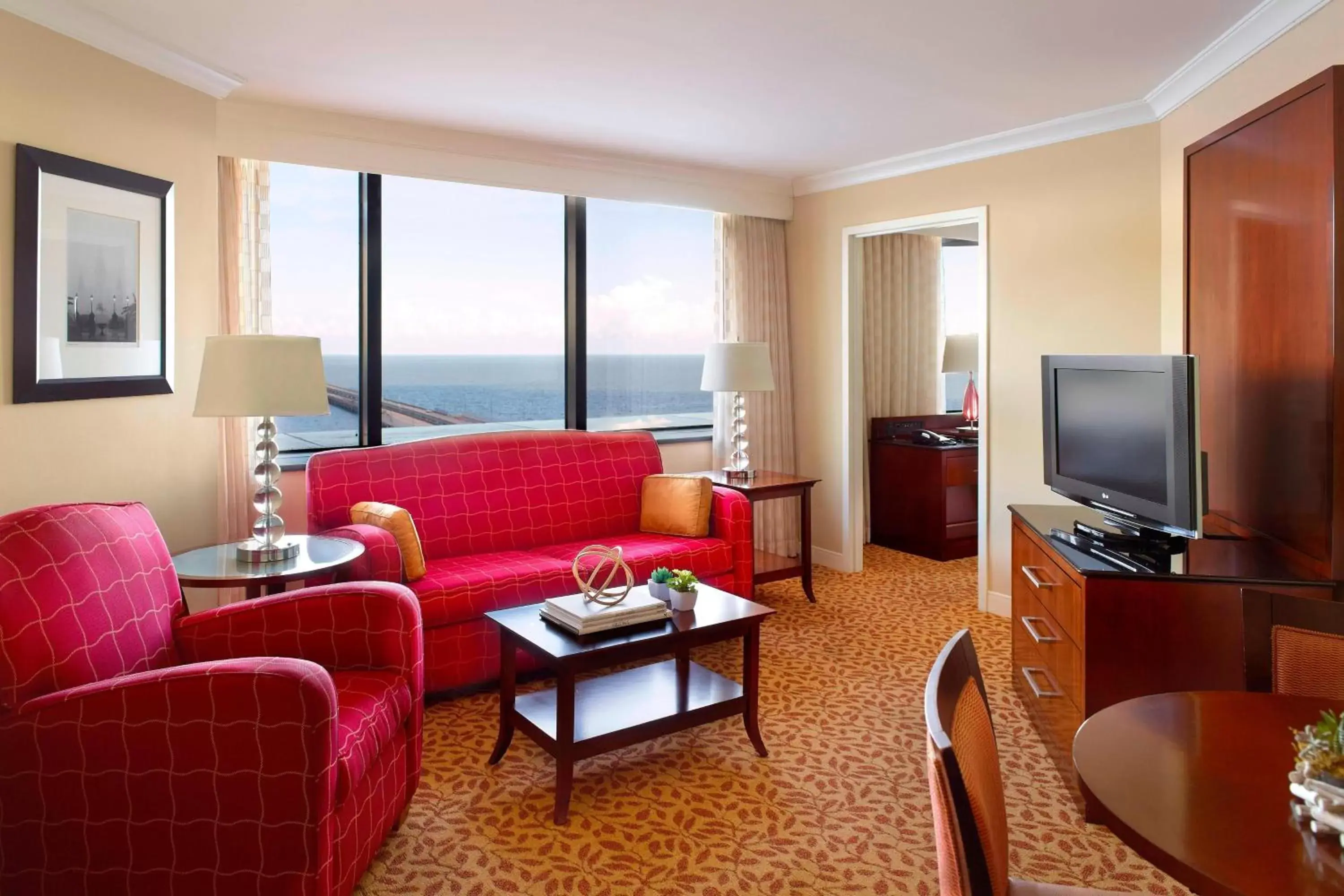 Living room, Seating Area in New Orleans Marriott Metairie At Lakeway