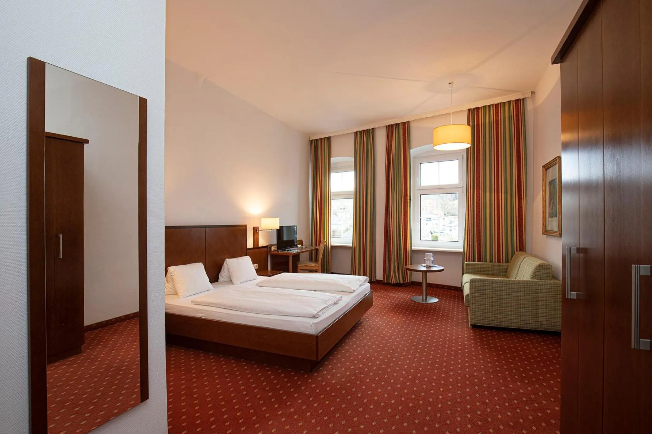 Bed in Keramikhotel Goldener Brunnen