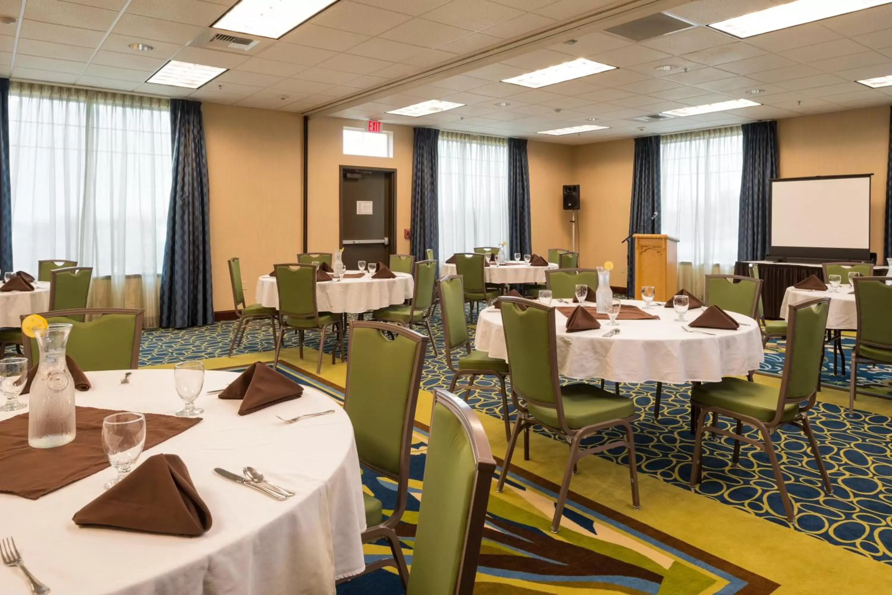 Banquet/Function facilities, Restaurant/Places to Eat in Holiday Inn Express Hotel & Suites North Sequim, an IHG Hotel