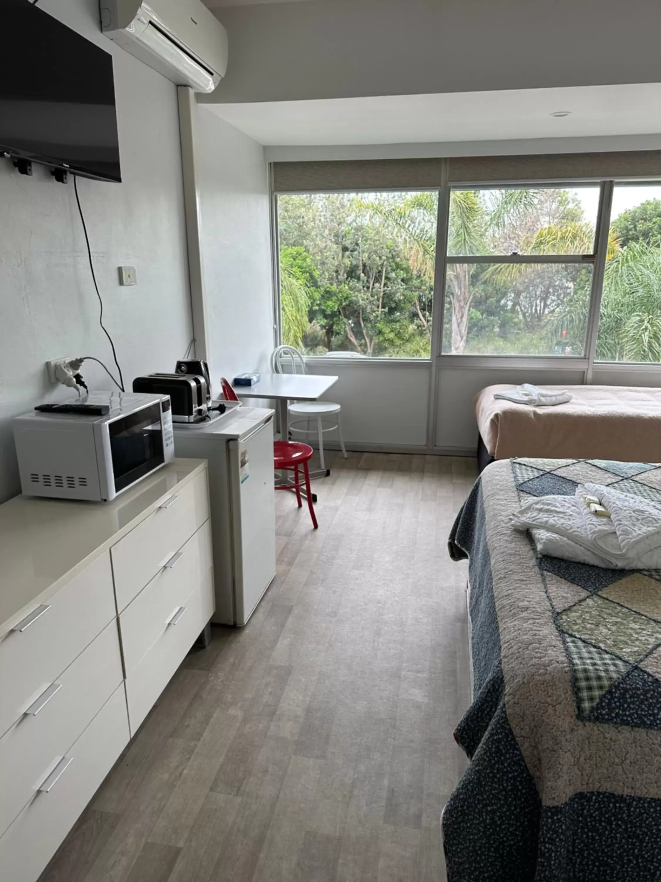 Twin Room with Partial Sea View in Ettalong Beach motel Twin Room with Partial Sea View in Ettalong Beach motel