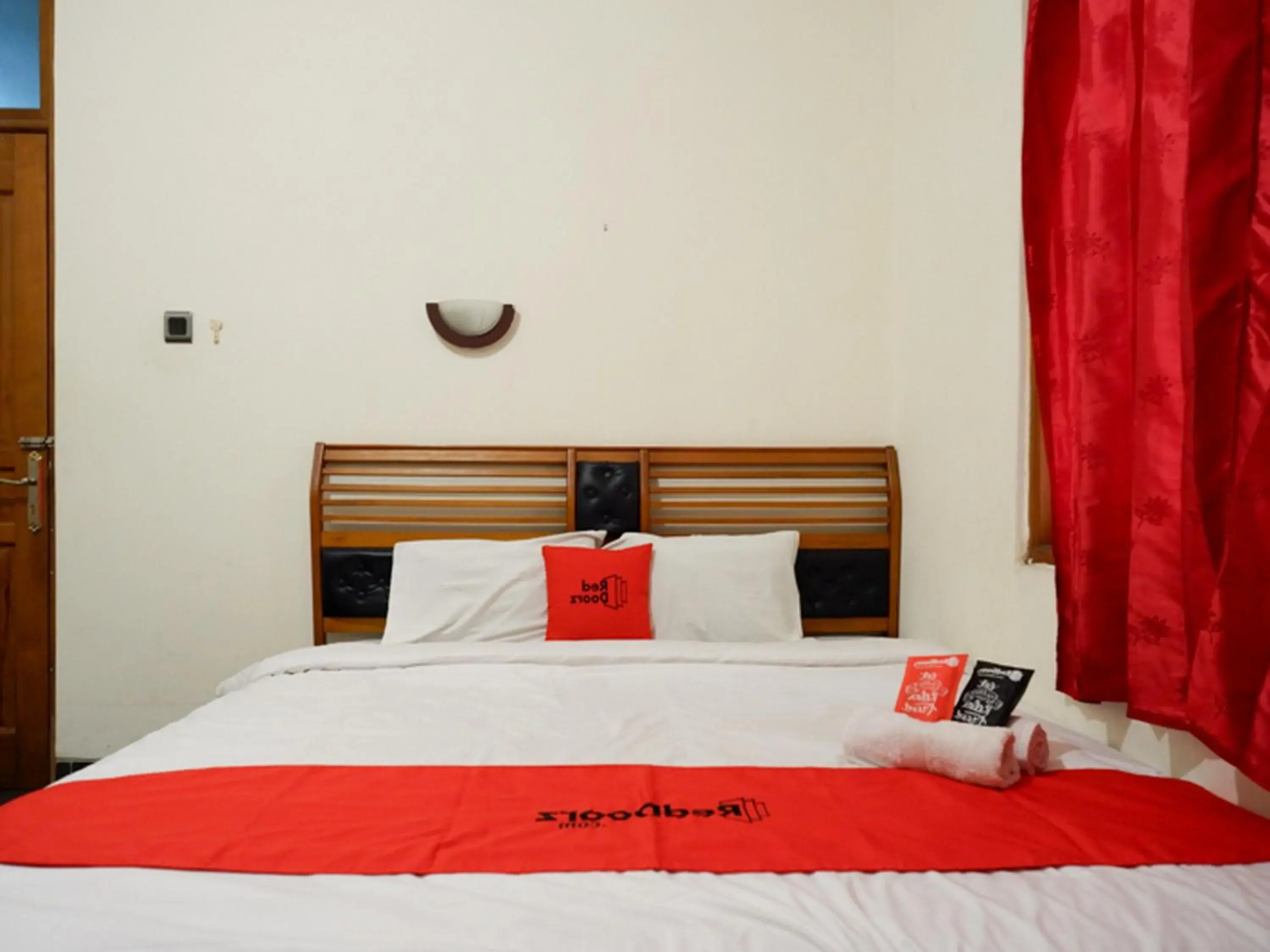 Bed in RedDoorz near Tugu Yogyakarta