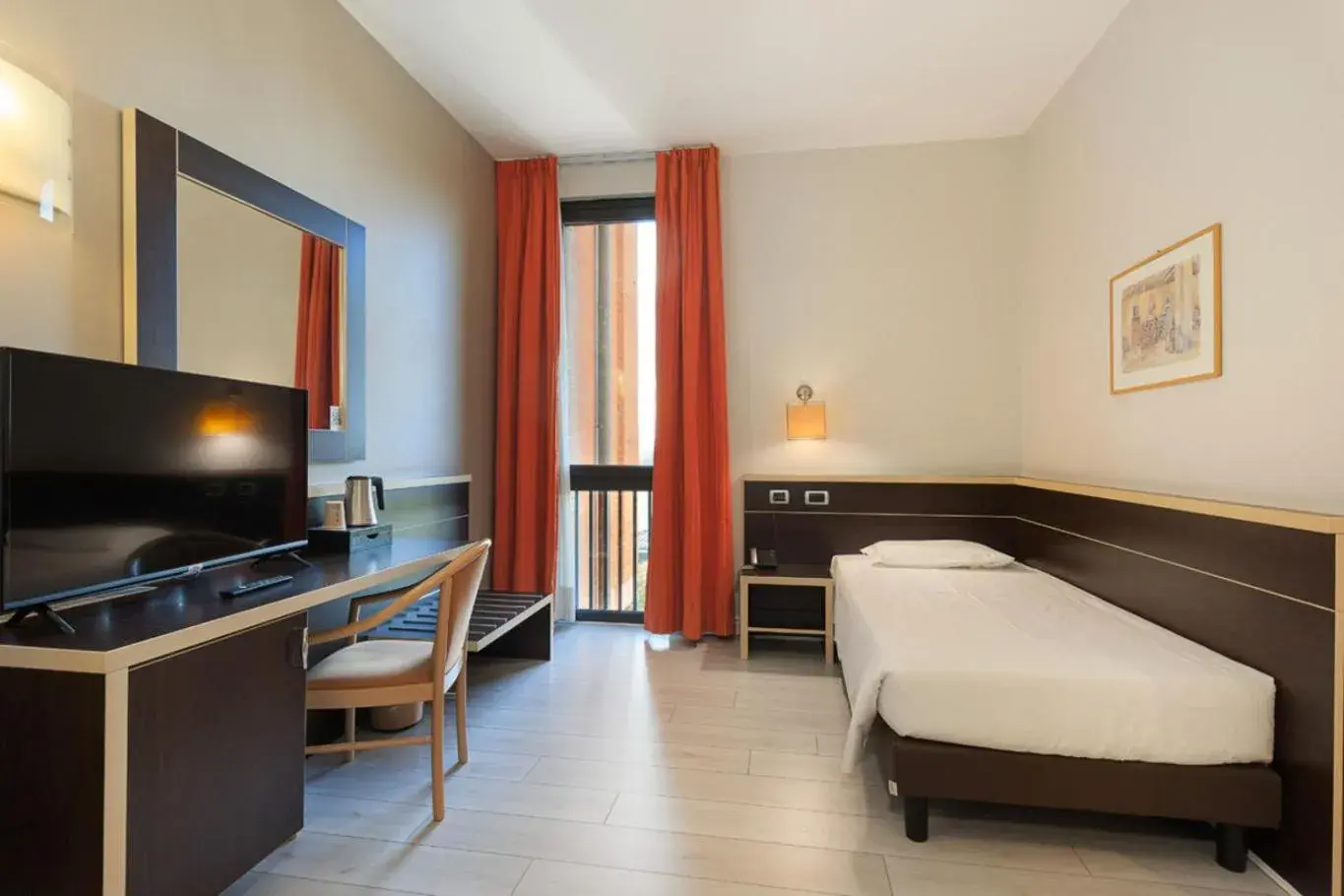 Bed, TV/Entertainment Center in Hotel Ristorante Al Mulino