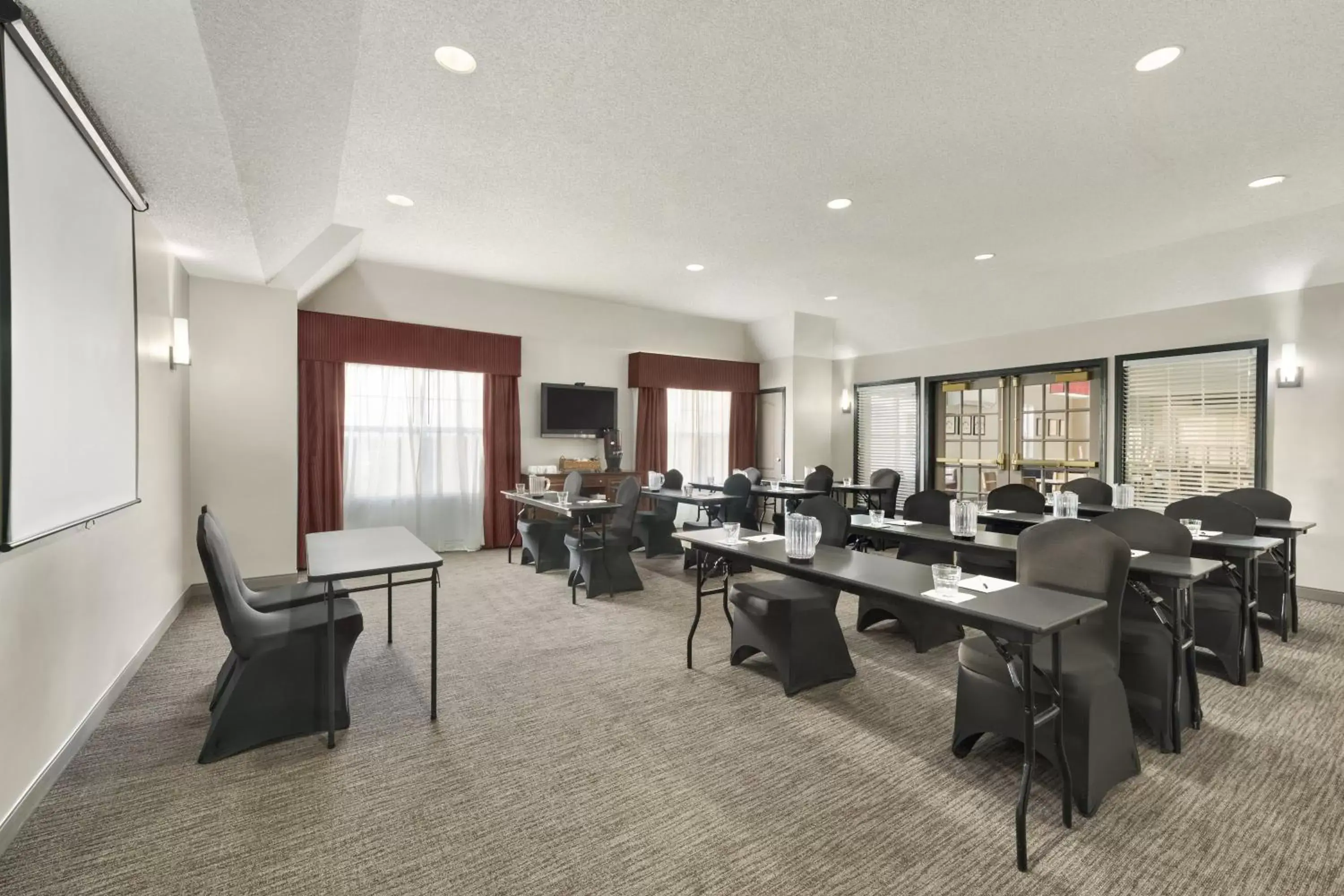 Meeting/conference room in Country Inn & Suites by Radisson, Kansas City at Village West, KS