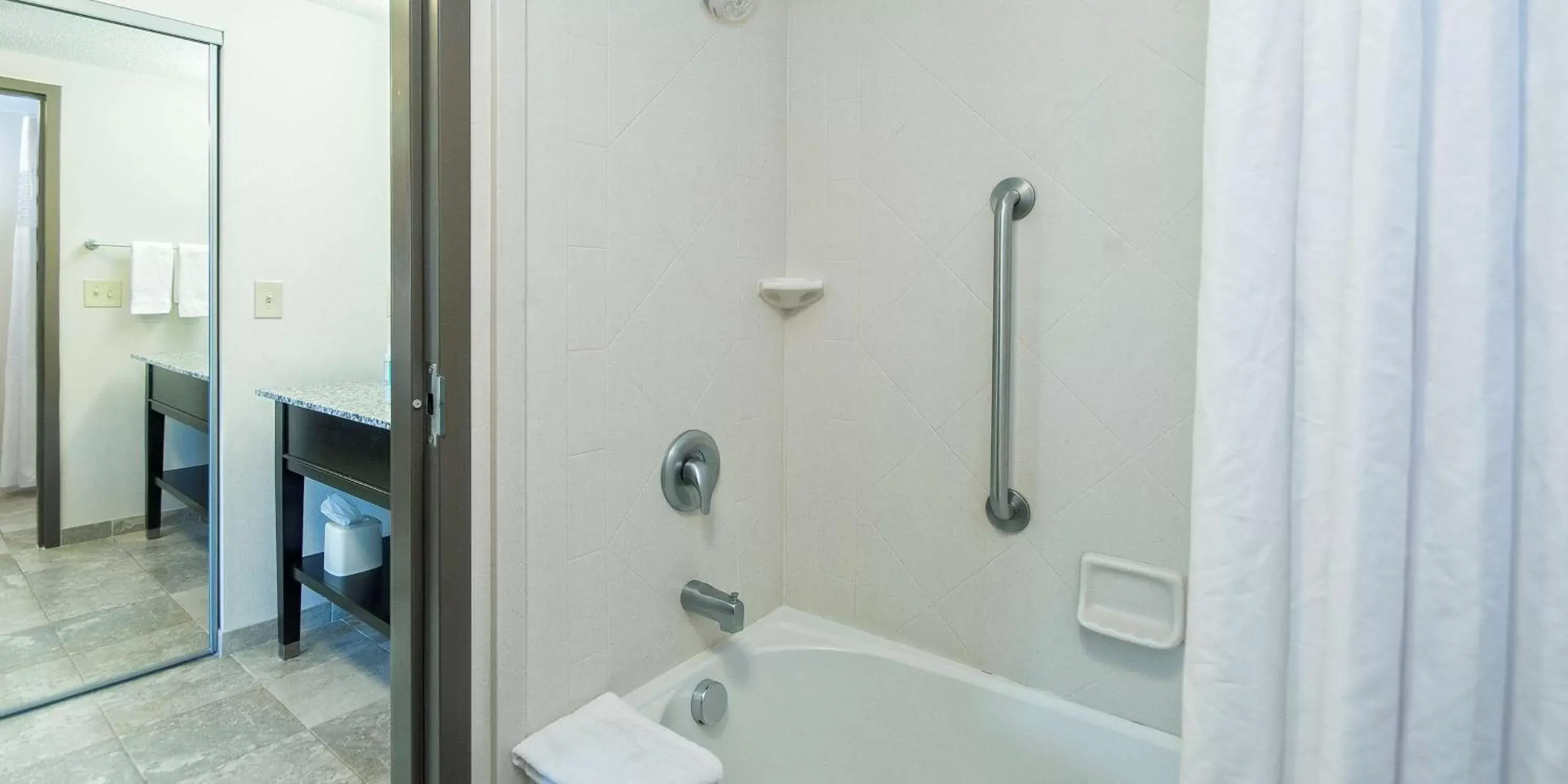 Bathroom in Hampton Inn & Suites Seneca-Clemson Area