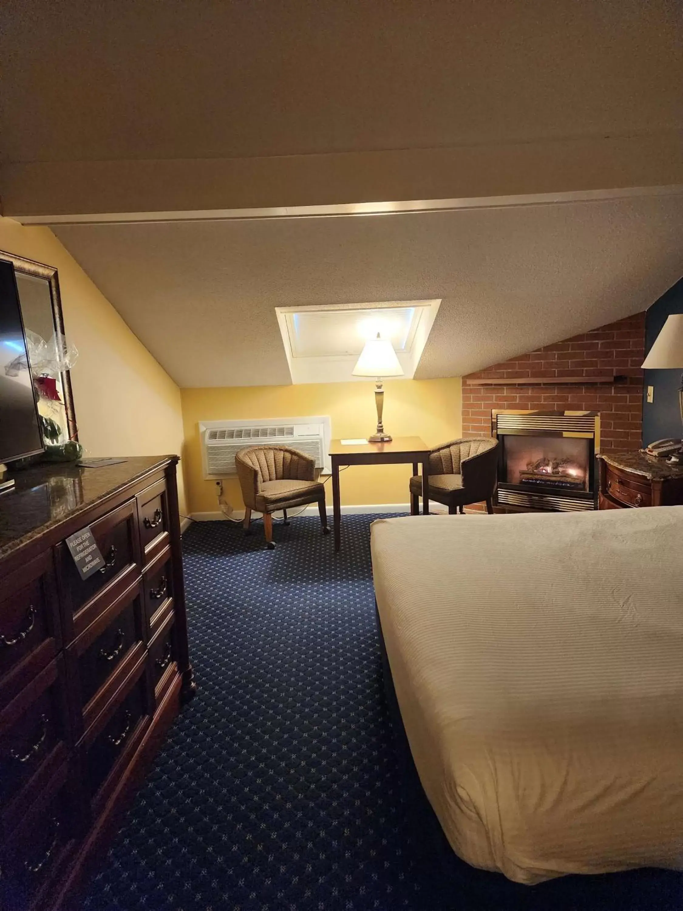 Bedroom, Seating Area in Best Western White House Inn