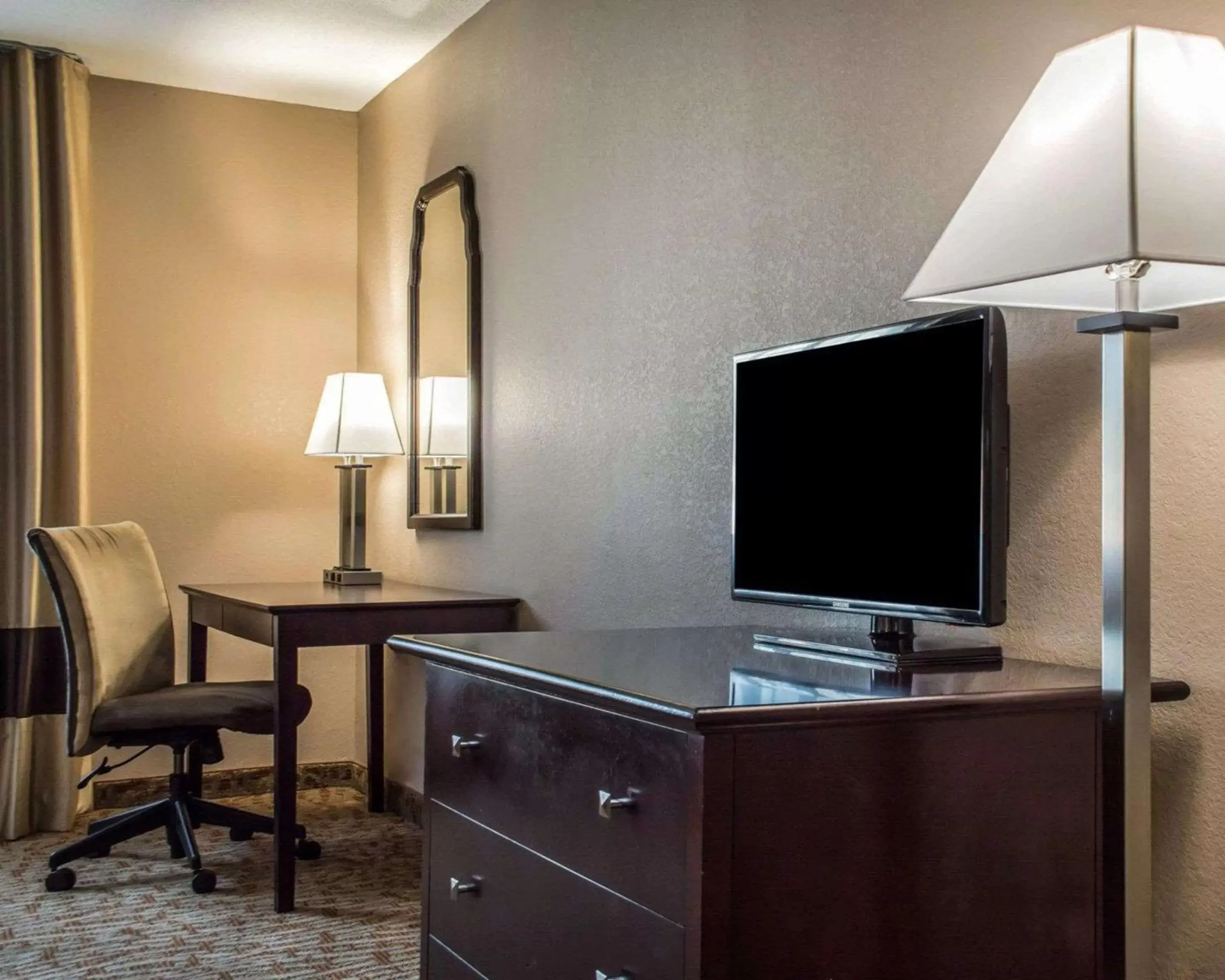 Photo of the whole room, TV/Entertainment Center in Quality Inn Lockport