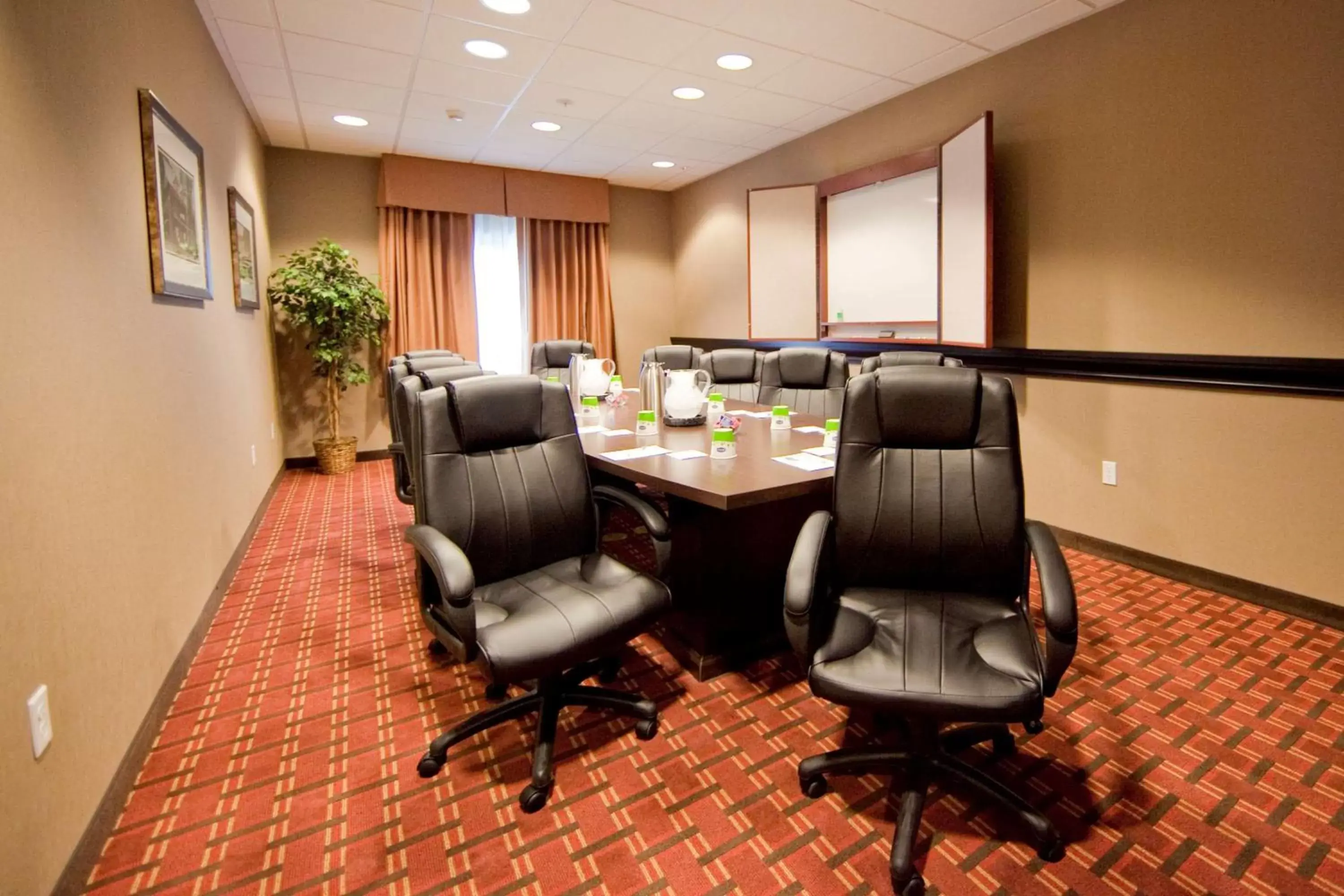 Meeting/conference room in Hampton Inn & Suites by Hilton Seattle/Kent