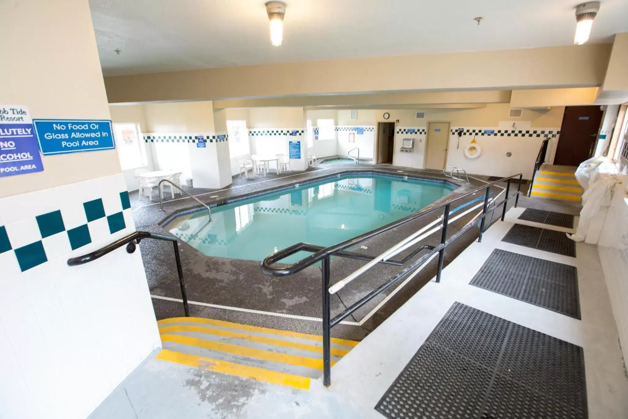 Swimming Pool in Ebb Tide Oceanfront Inn